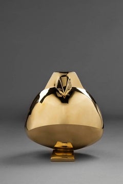 Paloma by Marie Louise Sorbac - Animal bronze sculpture, dove, golden, bird