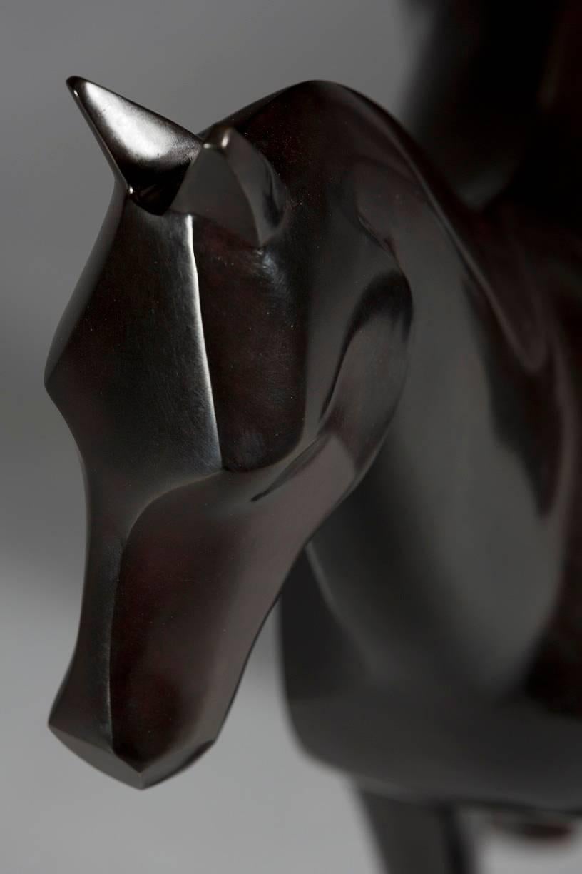 Rosa von Marie Louise Sorbac – Bronzeskulptur von Tierskulptur, Pferd, schwarz, glatt im Angebot 2