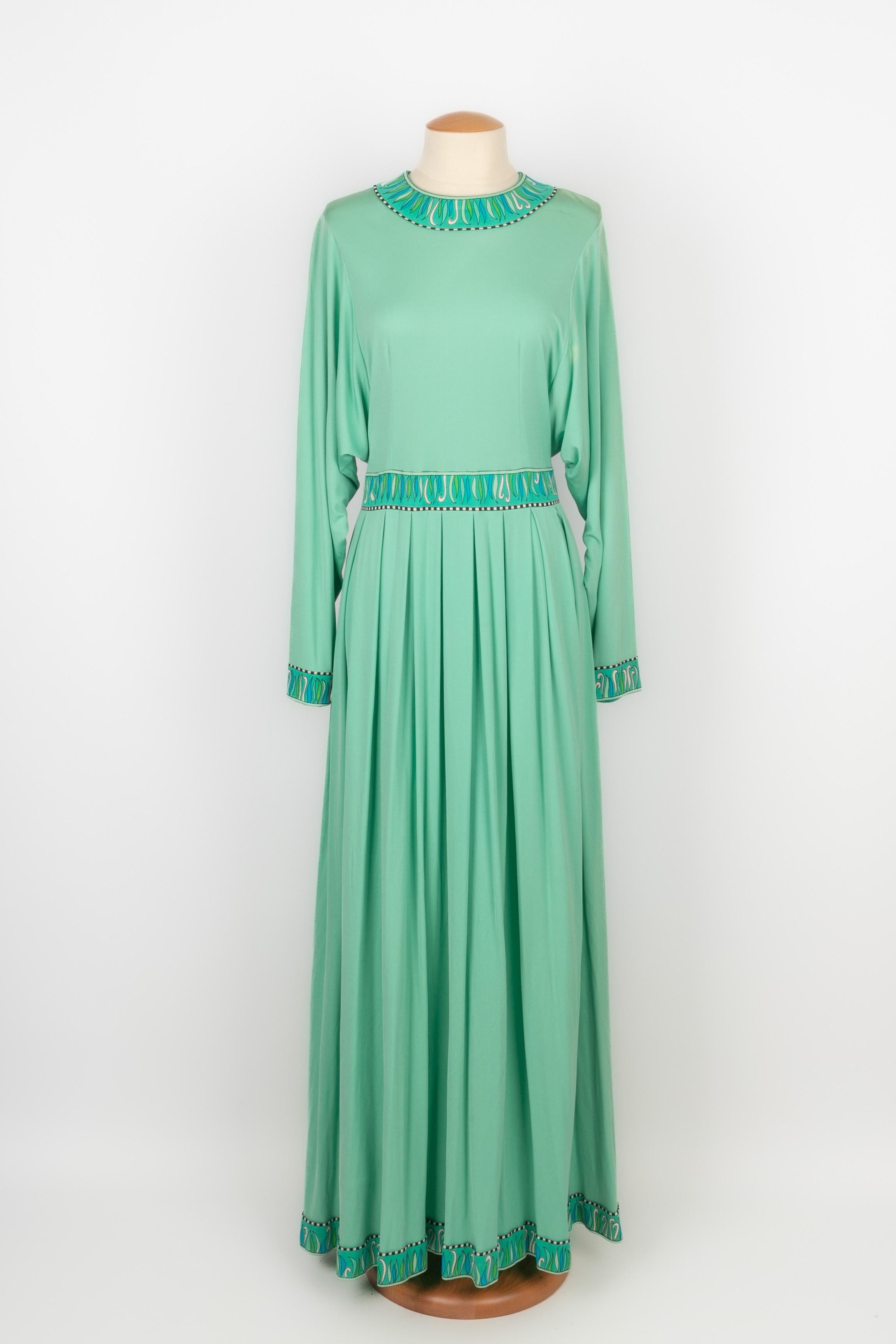 MARIE MARTINE -Türkisfarbenes Jerseykleid mit gemustertem Kragen, Bund und Ärmelabschlüssen. Keine Größenangabe, es passt ein 36/38FR.

Bedingung:
Guter Zustand

Abmessungen:
Schulterbreite: 38 cm - Taille: 35 cm - Ärmellänge: 64 cm - Länge: 150