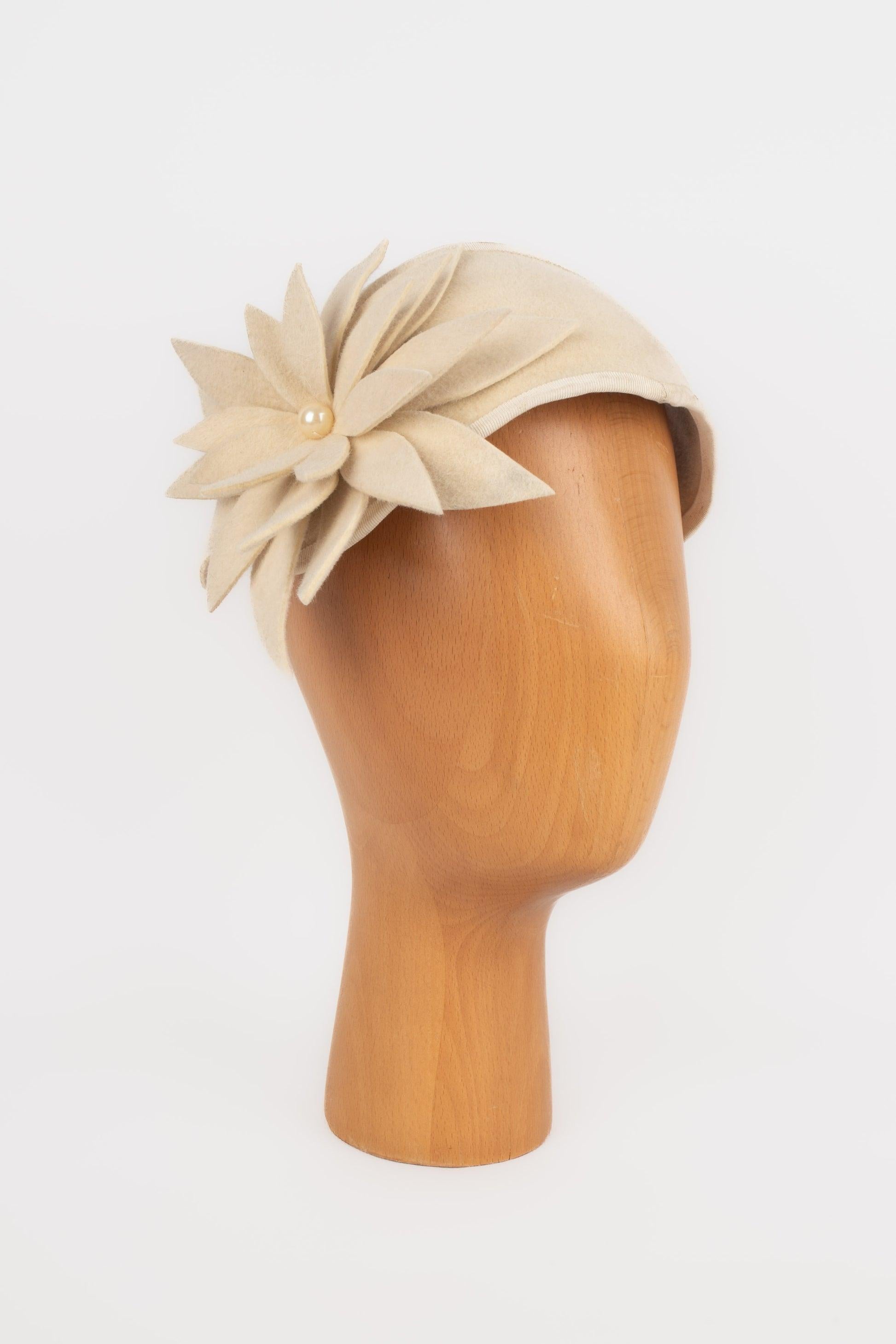 MARIE MERCIÉ - Accessorio beige a forma di cerchietto che rappresenta un fiore con perle in costume.

Informazioni aggiuntive:
Condizioni: Buone condizioni
Dimensioni: Lunghezza: 31 cm

Riferimento del venditore: CHP116