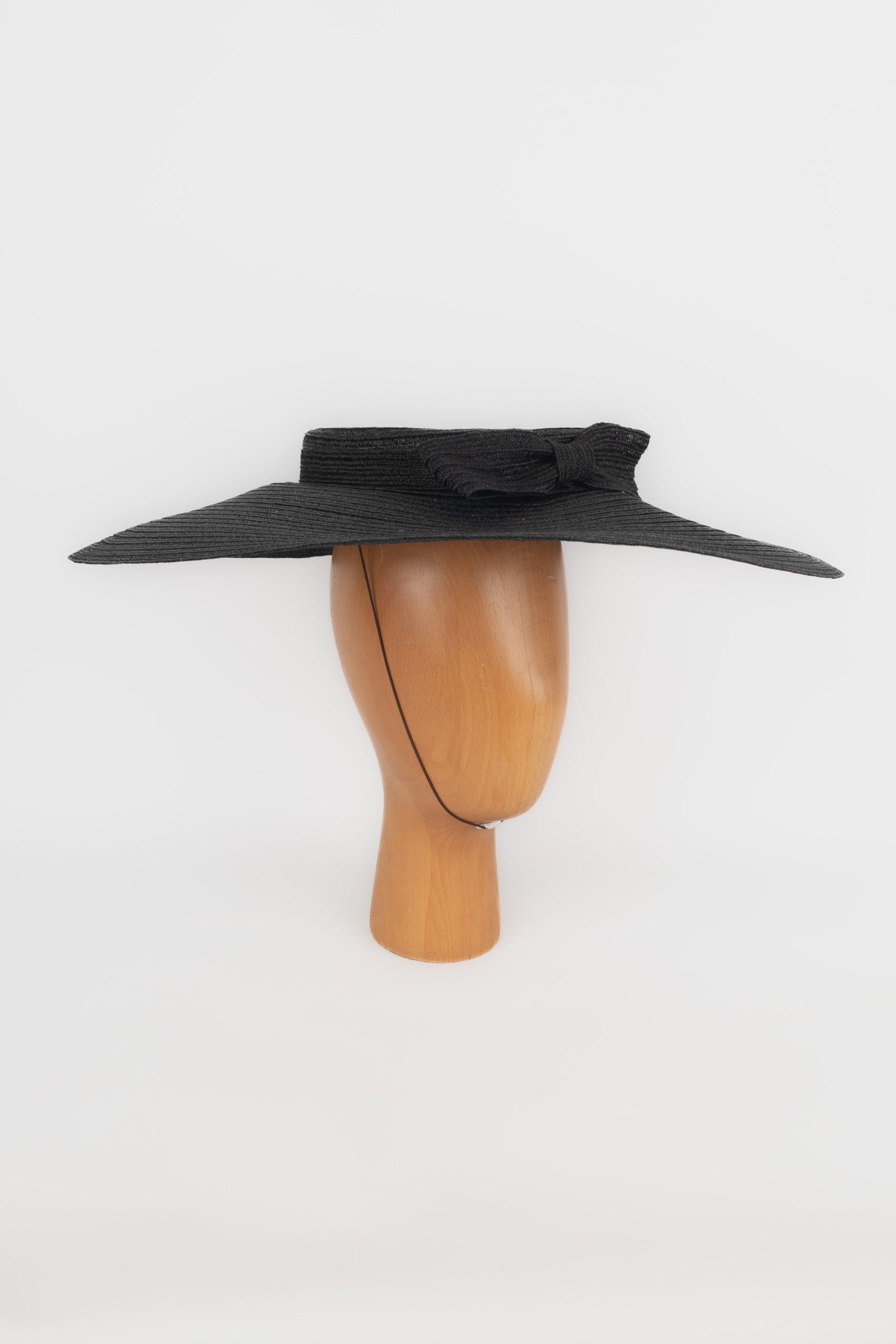 MARIE MERCIÉ - Black hat decorated with a bow.

Additional information:
Condition: Good condition
Dimensions: Head circumference: 52 cm

Seller Reference: CHP119