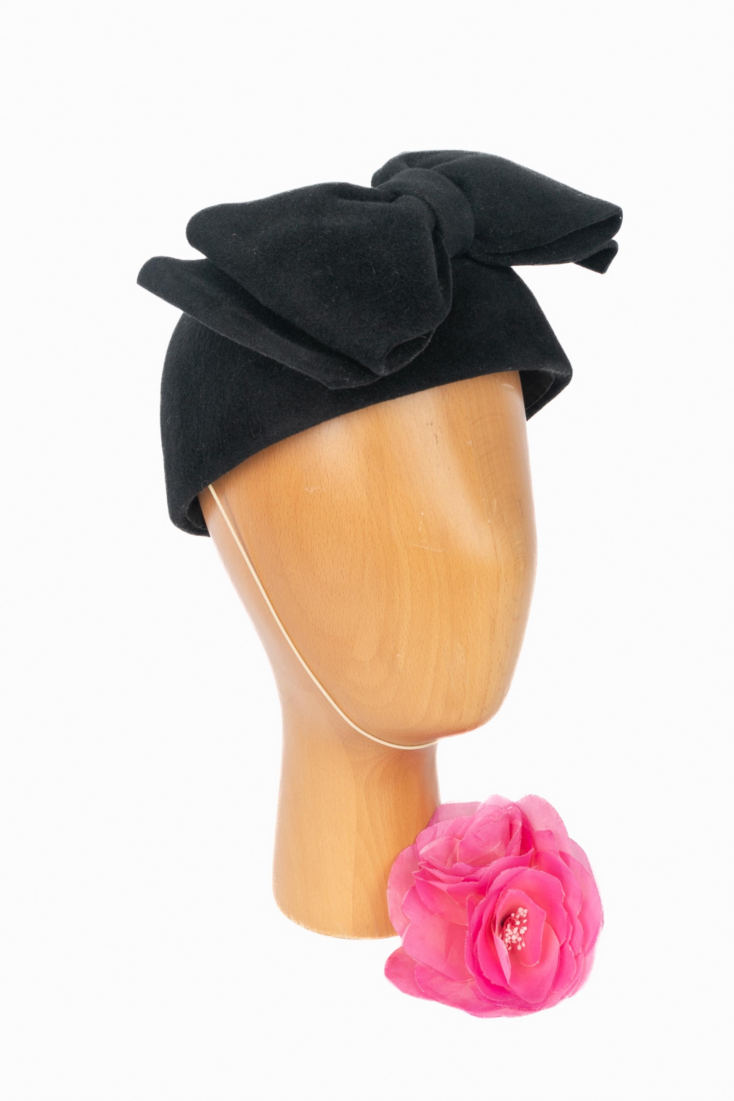 MARIE MERCIÉ - (Fabriqué en France) Chapeau en moleskine noire orné d'un nœud. Accessoire des années 2000.

Condit :
Très bon état.

Dimensions :
Circonférence : environ 54 cm

SKU:CHP162