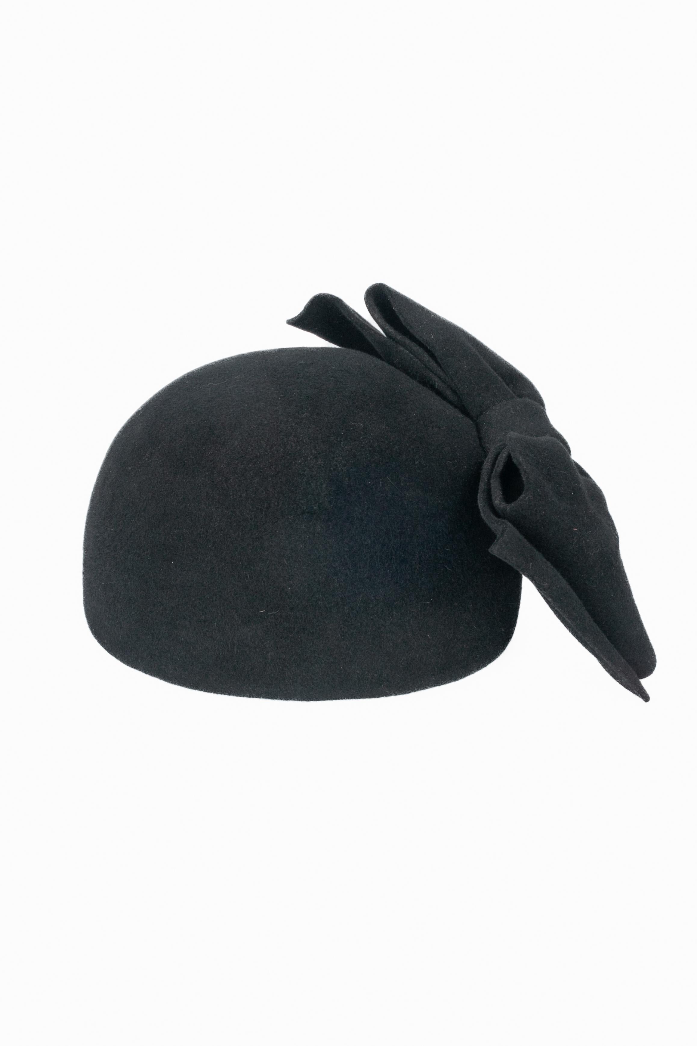 Chapeau 'Bow' de Marie Mercié Excellent état - En vente à SAINT-OUEN-SUR-SEINE, FR