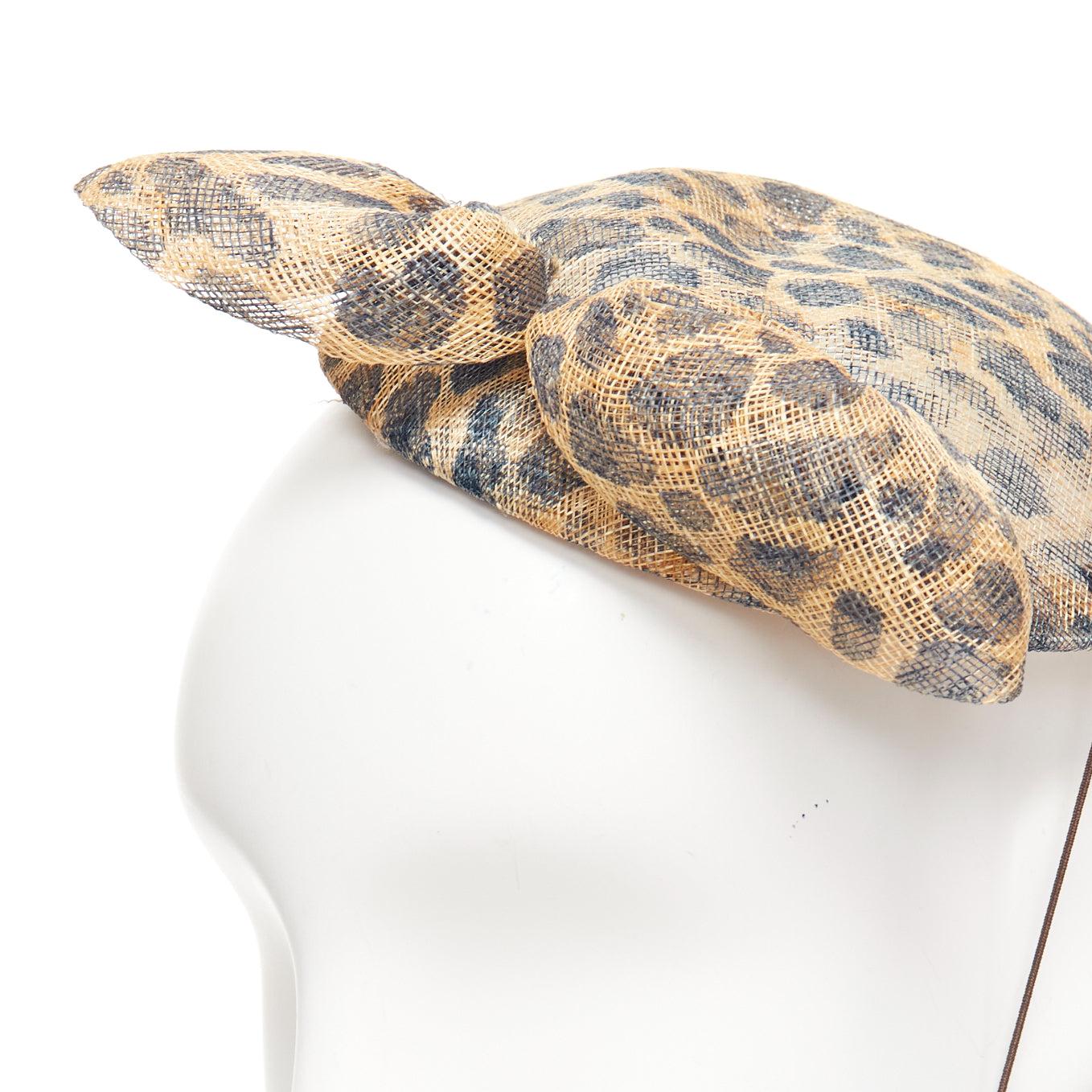 Cappello fascinatore con fiocco leopardato marrone MARIE MERCIE
Riferimento: LNKO/A02376
Marchio: Marie Mercie
Materiale: Tessuto
Colore: Marrone, Nero
Modello: Stampa animalier
Chiusura: elastica
Dettagli extra: Chiusura elastica con fermaglio per