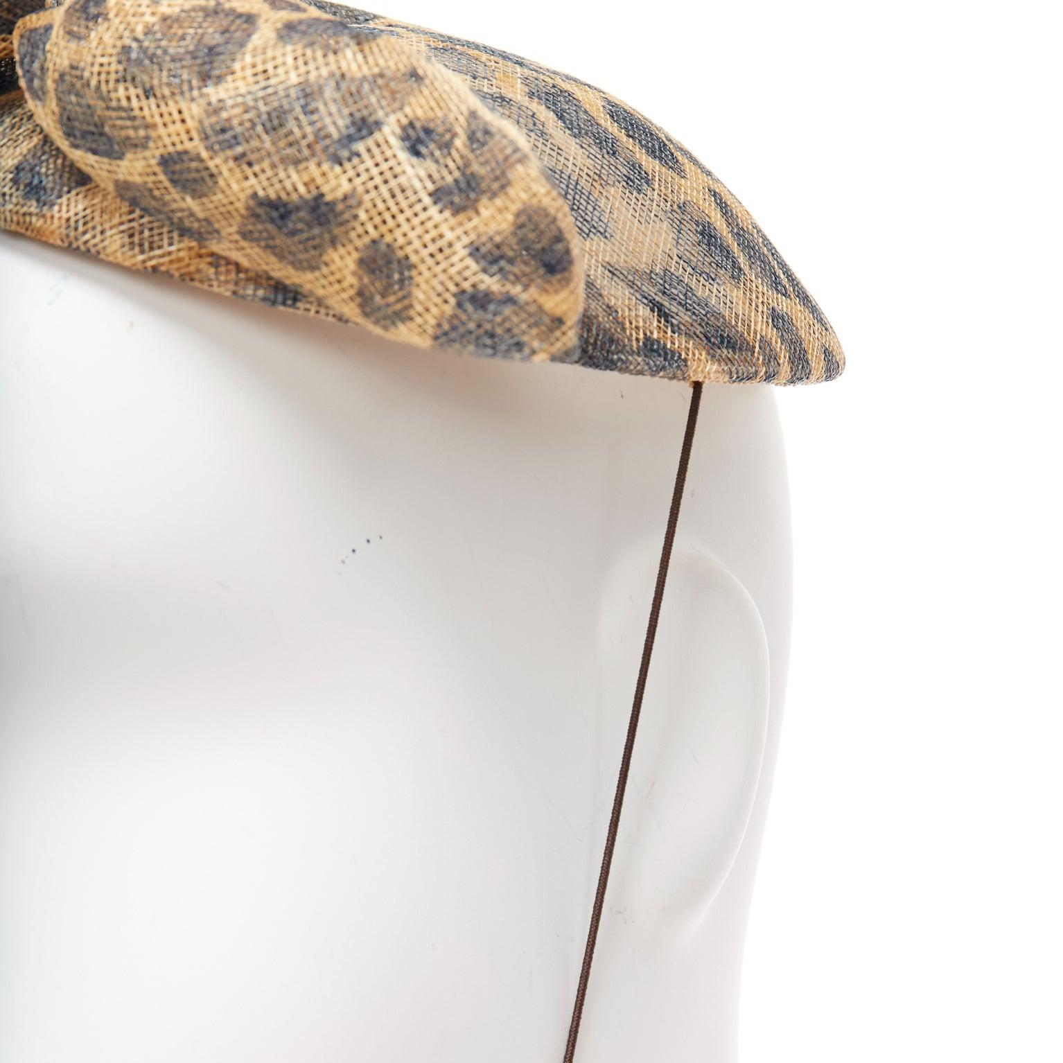 Cappello fascinatore con fiocco leopardato marrone MARIE MERCIE in vendita 2