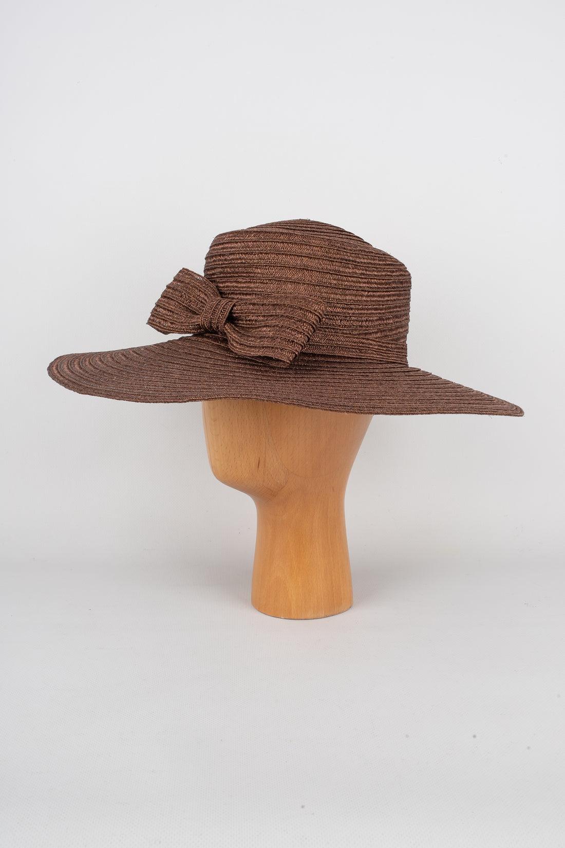 MARIE MERCIÉ - Brown straw hat.

Additional information:
Condition: Very good condition
Dimensions: Head circumfernce: 54 cm

Seller Reference: CHP52