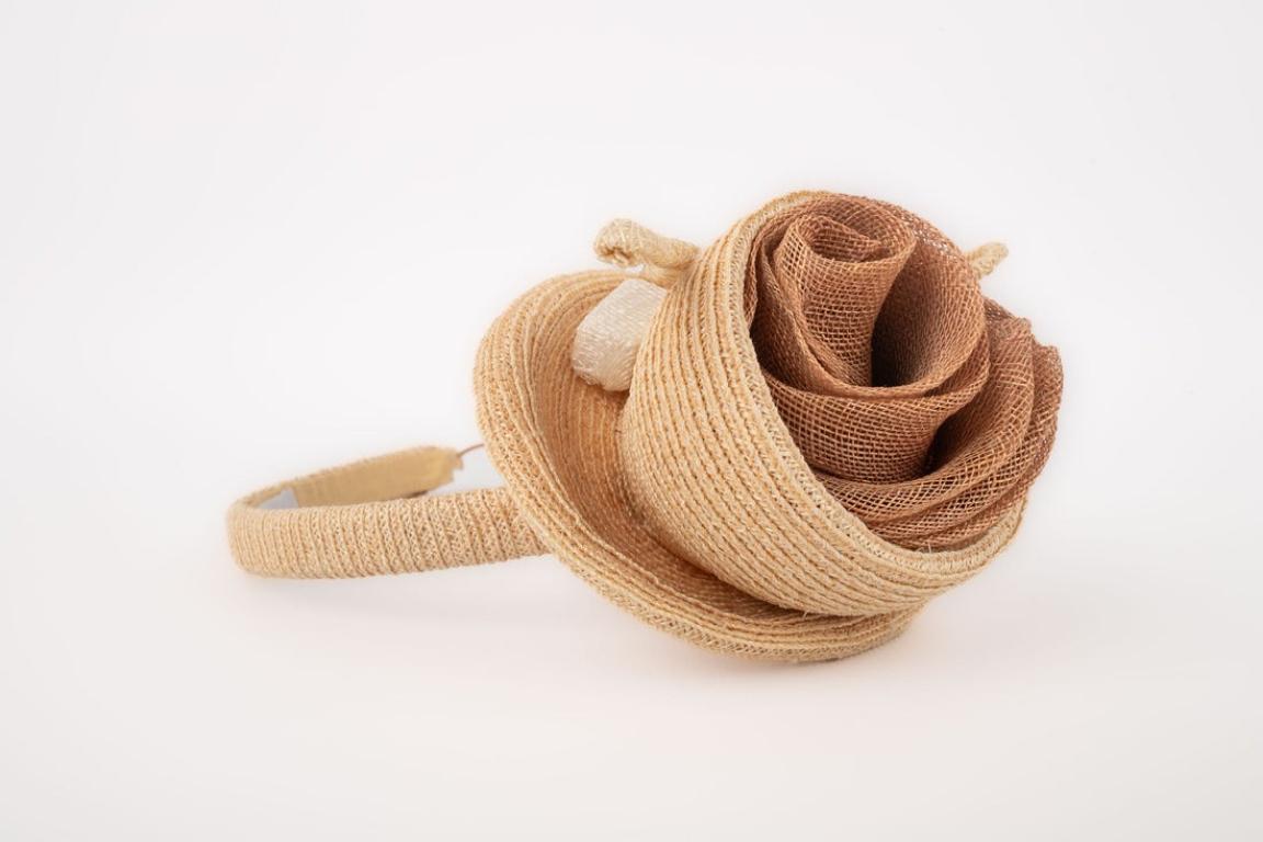 Marie Mercié - (Made in France) Straw fascinator hat representing a cup of coffee with a spoon and sugar.

Additional information:
Condition: Very good condition
Dimensions: Size 57

Seller Reference: CHP97