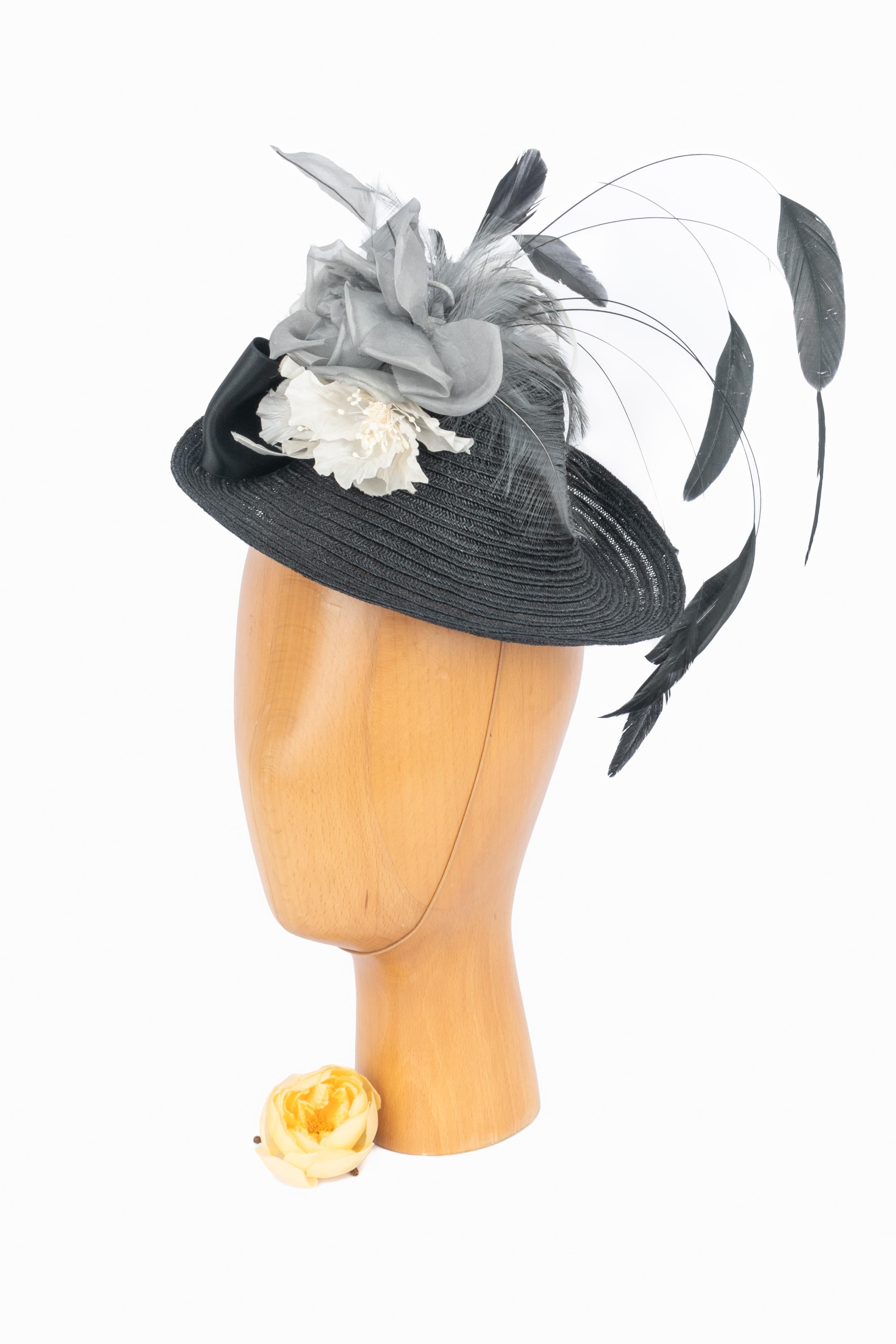 MARIE MERCIÉ - Cappello fascinator in paglia grigia decorato con un fiocco nero, fiori in tessuto e piume nei toni del grigio, nero e bianco.

Condizioni:
Ottime condizioni

Dimensioni:
Dimensione singola

SKU:CHP142