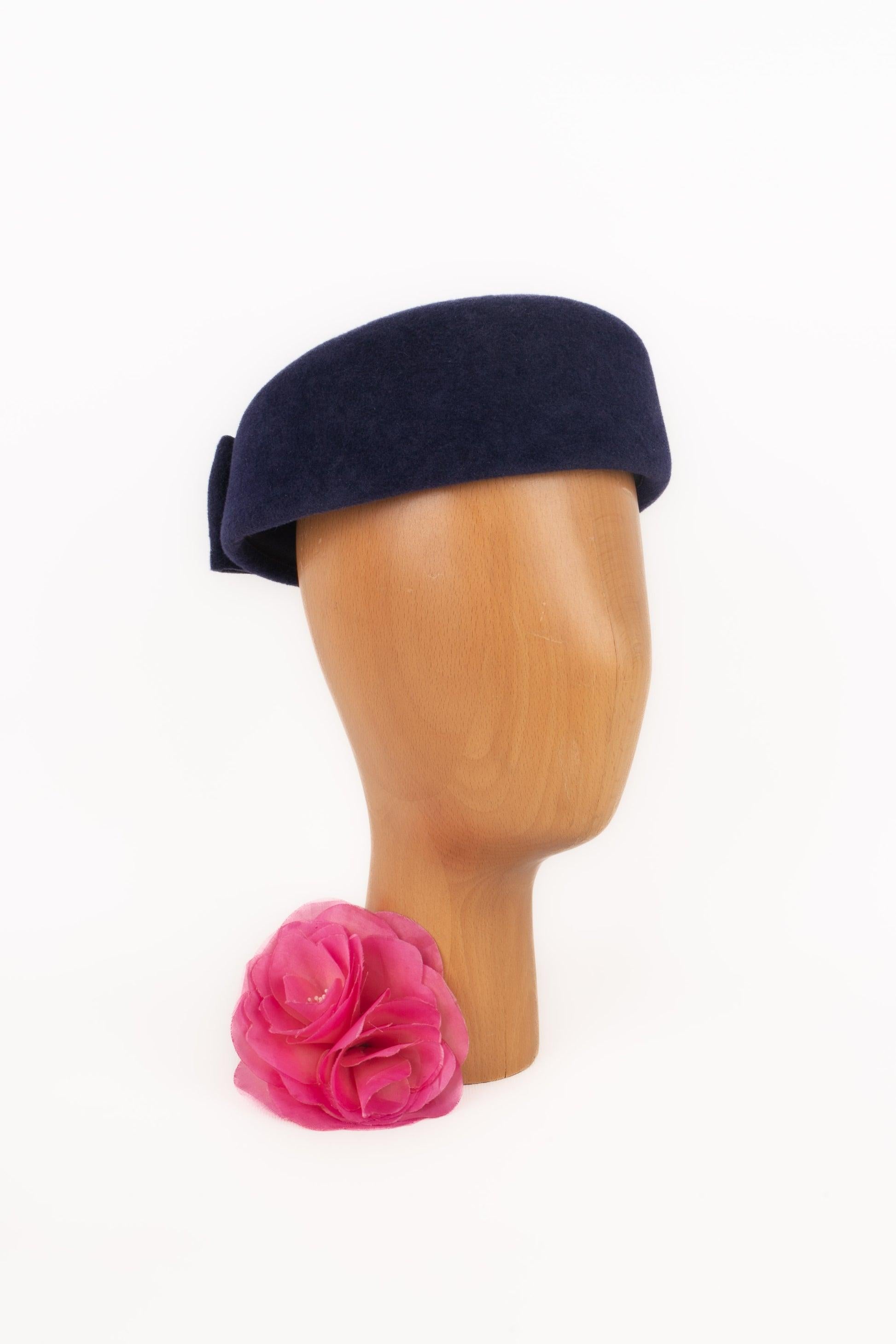MARIE MERCIÉ - Navy-blue moleskin hat.

Additional information:
Condition: Very good condition
Dimensions: Circumference: 56 cm

Seller Reference: CHP60