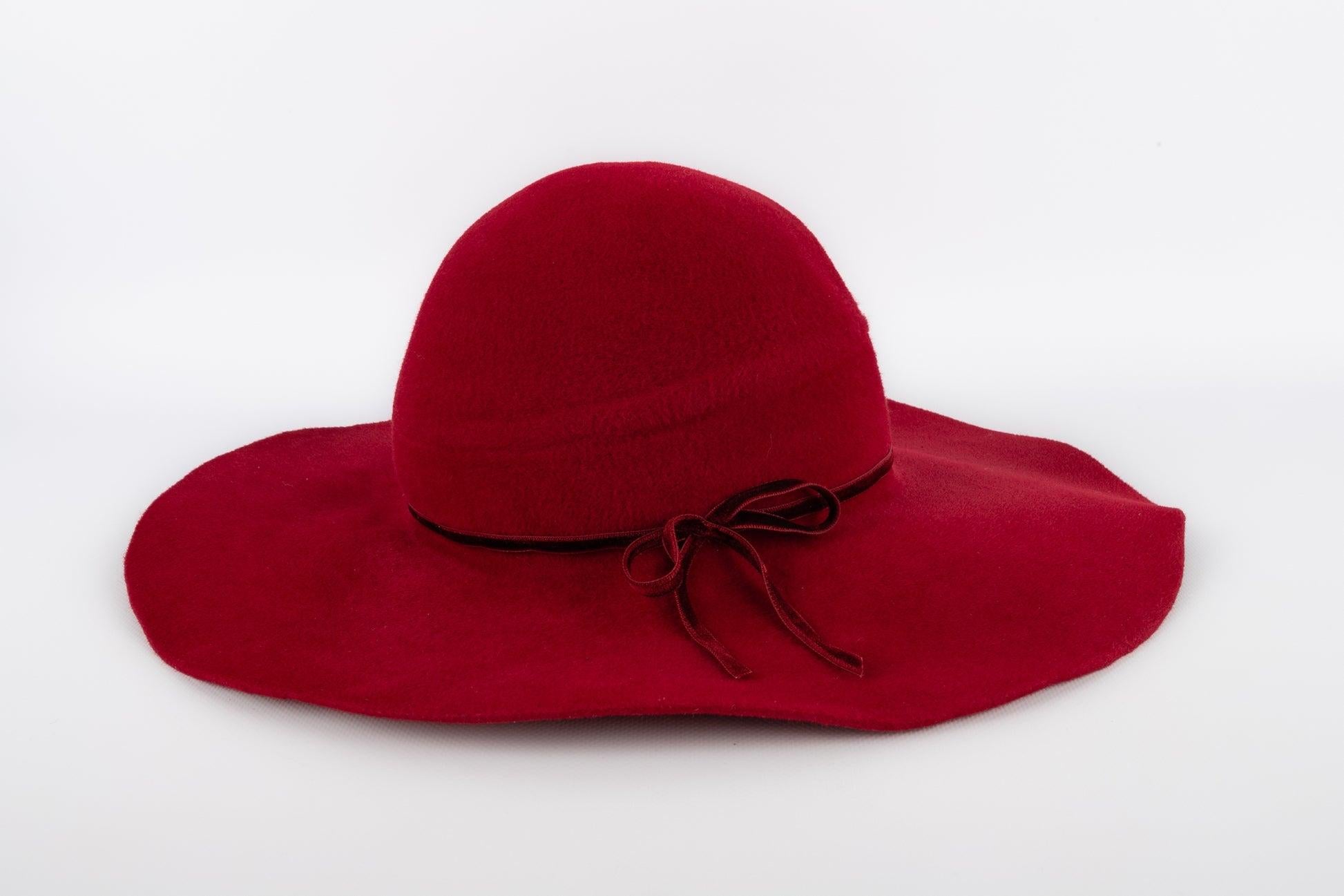 Marie Mercié - (Made in France) Red felt hat.

Additional information: 
Condition: Good condition
Dimensions: Head circumference: 55 cm

Seller Reference: CHP25