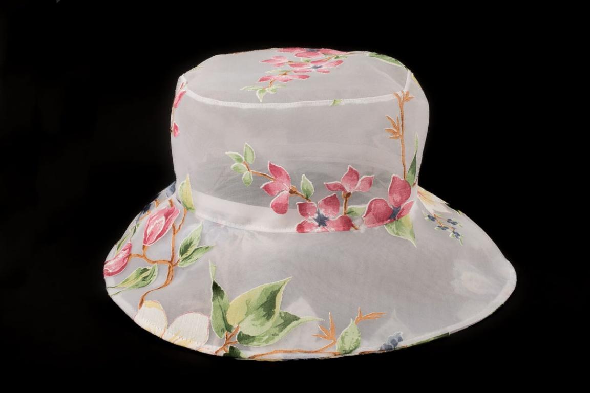 Marie Mercié - (Made in France) White organdie hat painted with flowers.

Additional information:
Condition: Very good condition
Dimensions: Size 57

Seller Reference: CHP96