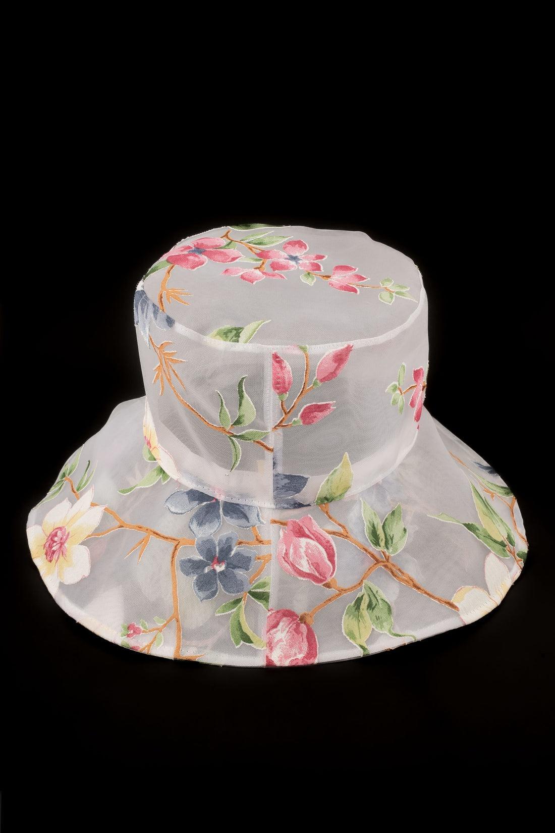 Marie Mercié White Organdie Flower Hat In Excellent Condition For Sale In SAINT-OUEN-SUR-SEINE, FR