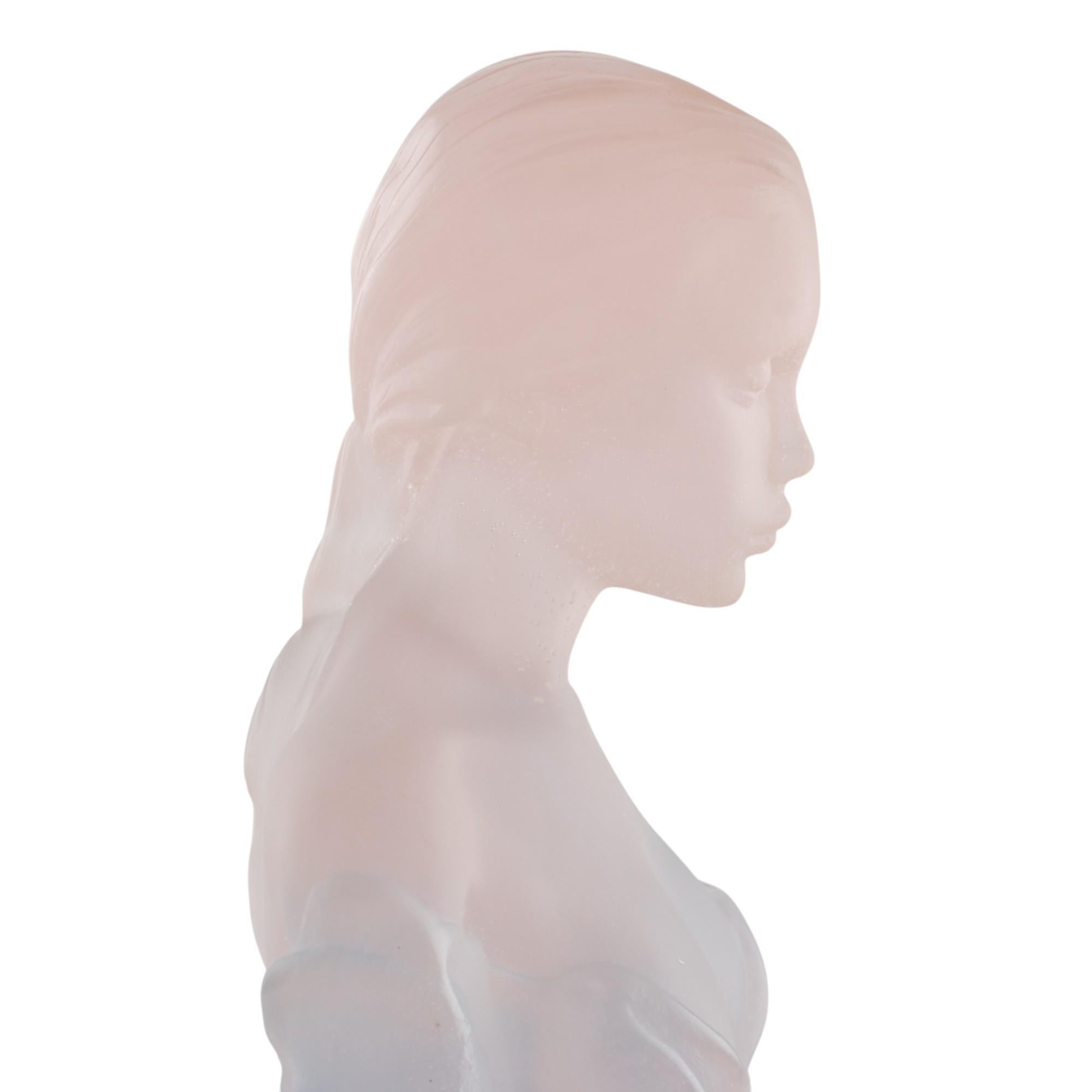 Diese Kristallskulptur aus Pâte de verre wurde von der französischen Bildhauerin Marie-Paule Deville-Chabrolle (geb. 1952) entworfen und von Daum in Nancy, Frankreich, handgefertigt. Das Werk mit dem Titel Athena wurde in einer limitierten Auflage