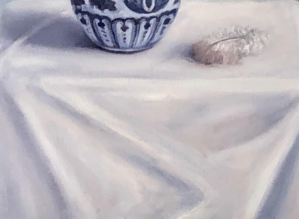 Signs of Spring de Marie Robinson est une nature morte originale représentant un vase dragon-lézard en porcelaine bleue et blanche contenant des fleurs d'hellébore tachetées de violet foncé et de blanc. Les fleurs d'hellébore, comme on les appelle