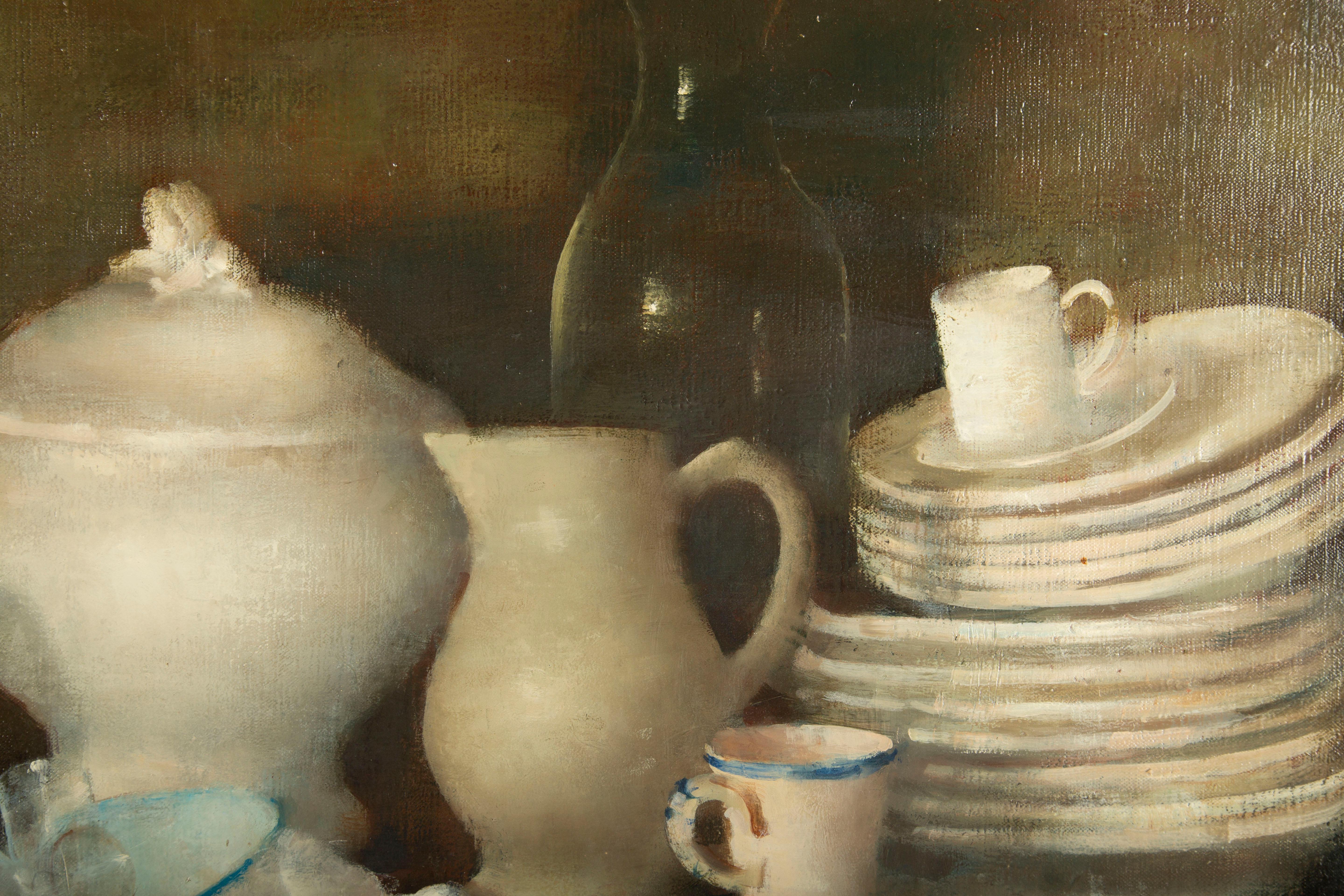 Marie-Thérèse Bretagne - Stilleben mit Porzellan und Glaswaren
Stillleben in Öl auf Leinwand, das ein raffiniertes häusliches Arrangement von Porzellan und Glaswaren zeigt. Auf einer reich gemaserten Holzanrichte stehen eine große Deckelterrine,