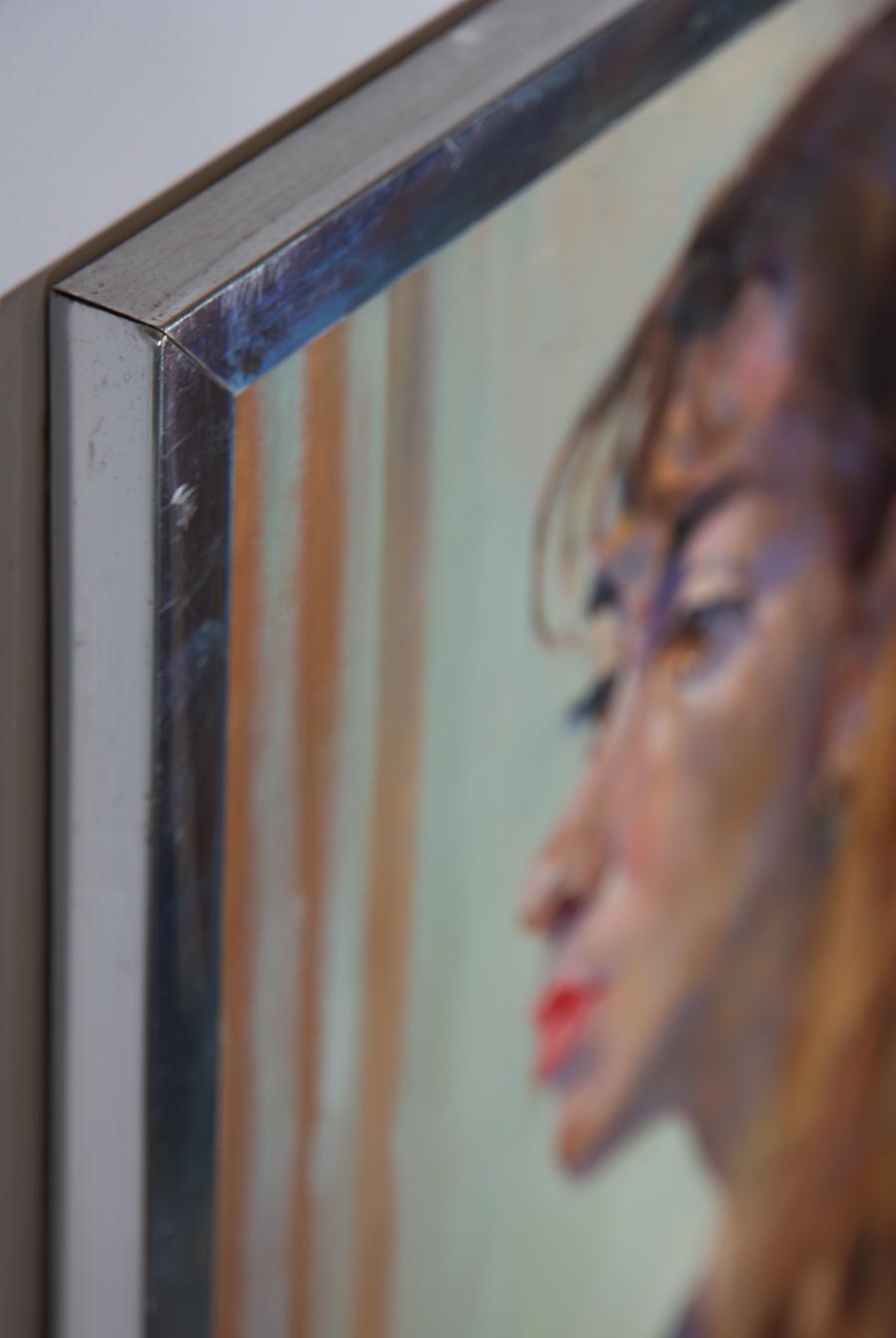 Un impressionante ritratto di Marie Therese Ralli (1916-2010) che mostra il profilo di una giovane donna dai lunghi capelli ramati. Ralli ha catturato la personalità unica del personaggio con una tavolozza di colori vibranti e pennellate rapide e