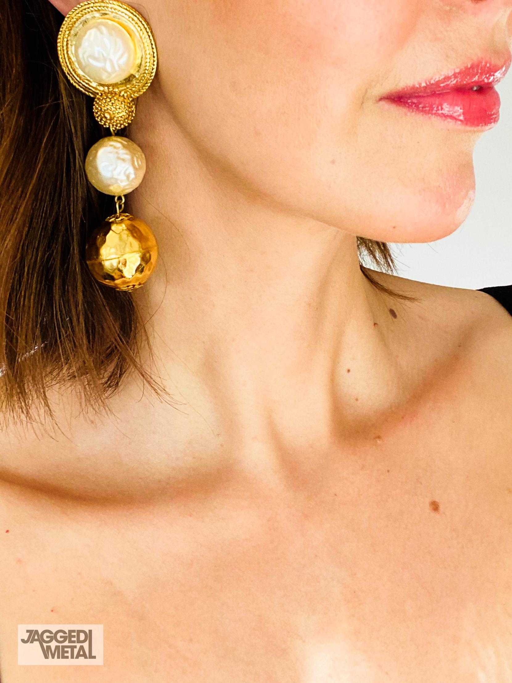 Marie Victoire Kramer Earrings Vintage 1980s

Fantastic show-stopping 1980s Dynasty-era clip on earrings  

Detail
-Made in France in the mid-late 80s
-Crafted from gold plated metal and set with faux baroque pearls

Size & Fit
-Drop - approx 3