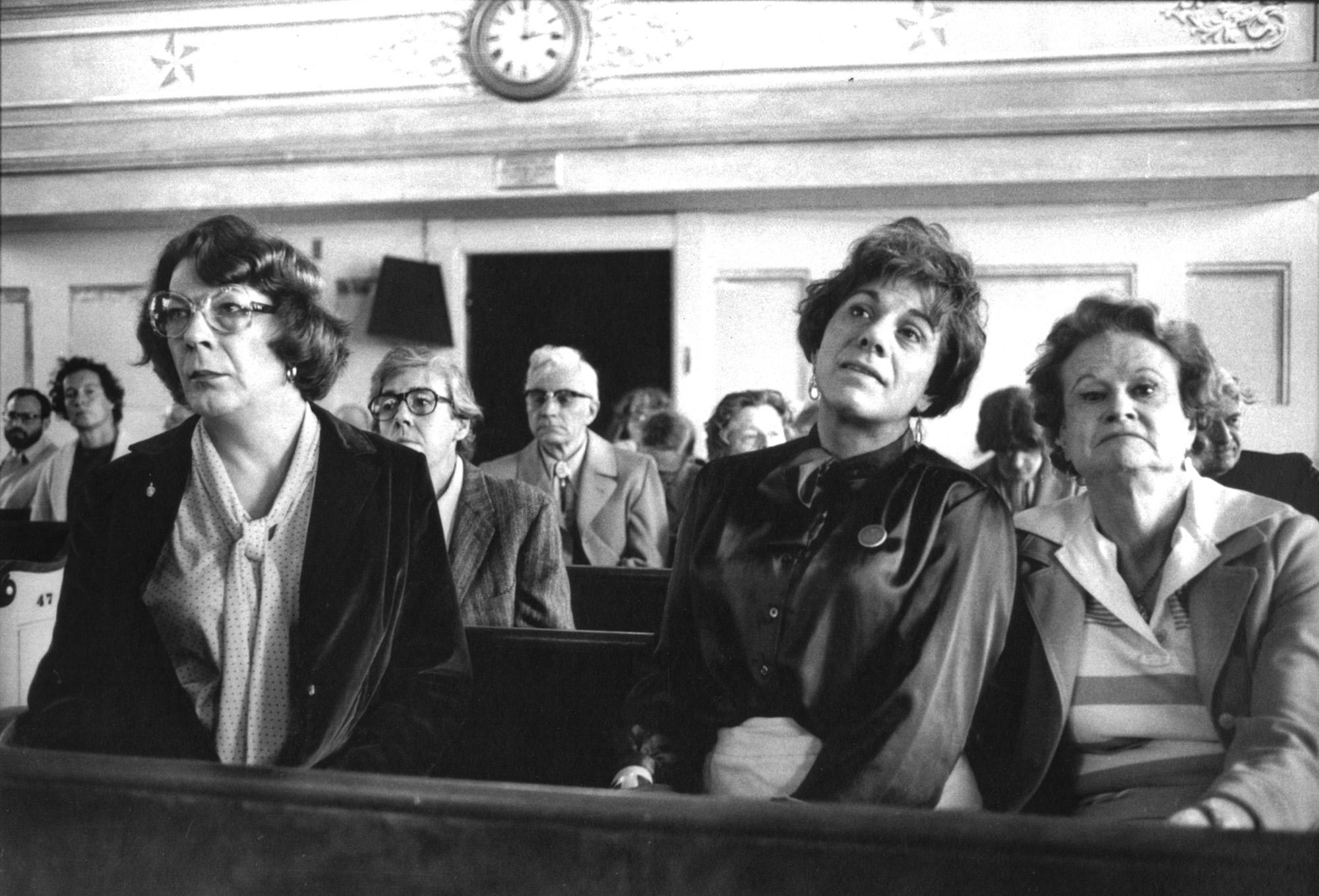 Black and White Photograph di Mariette Pathy Allen - Maxine, Arianna e Virginia alla Chiesa Unitaria di Provincetown, MA