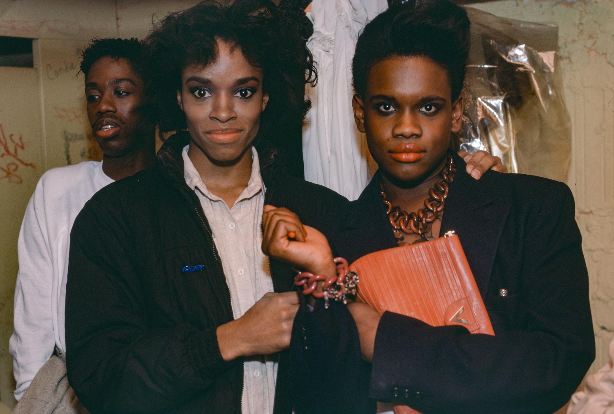Orange Handtasche – Photograph von Mariette Pathy Allen
