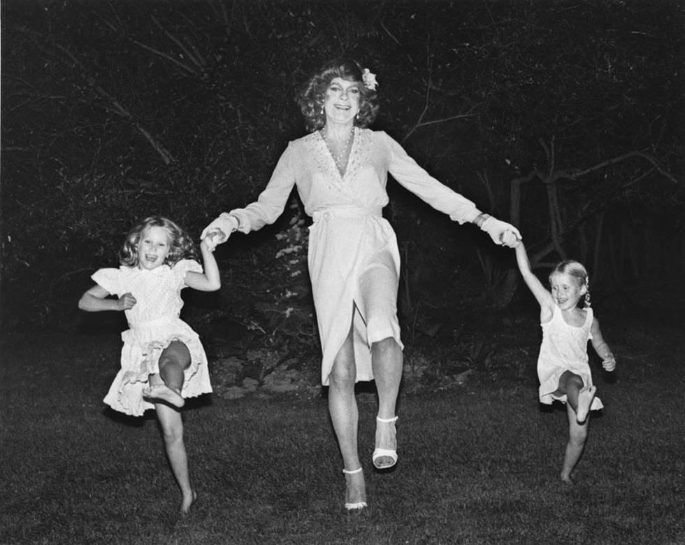 Black and White Photograph de Mariette Pathy Allen - Vicky West Bailando el Cancán con Mis Hijas, Cori y Julia