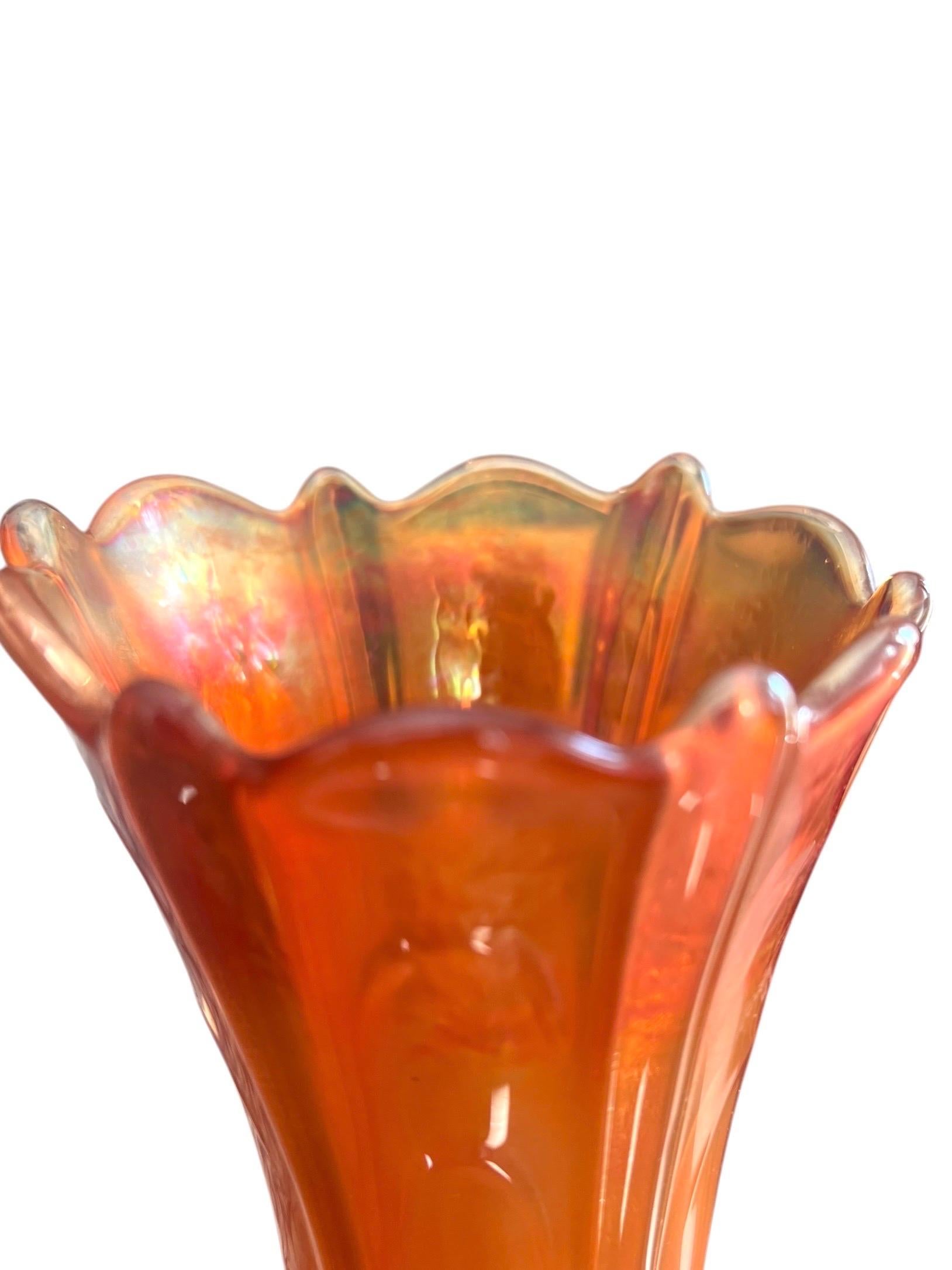 Un bellissimo vaso a tulipano in vetro di carnevale opalescente color rosa-arancio.
Il vetro è quasi iridescente.
Il colore ha un'iridescenza color calendula. È meraviglioso.
Questo vaso è molto decorativo e il suo colore è frizzante e