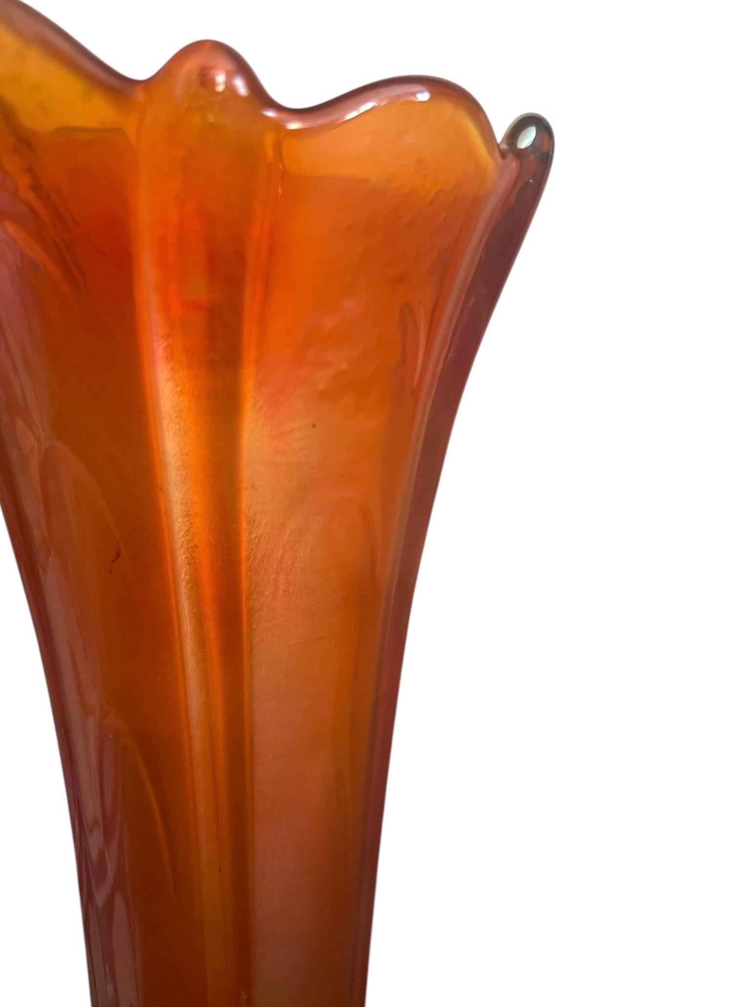 XX secolo Vaso per tulipani in vetro di Carnevale Marigold Dugan - Opalescente - Arancione - Art Nouveau in vendita
