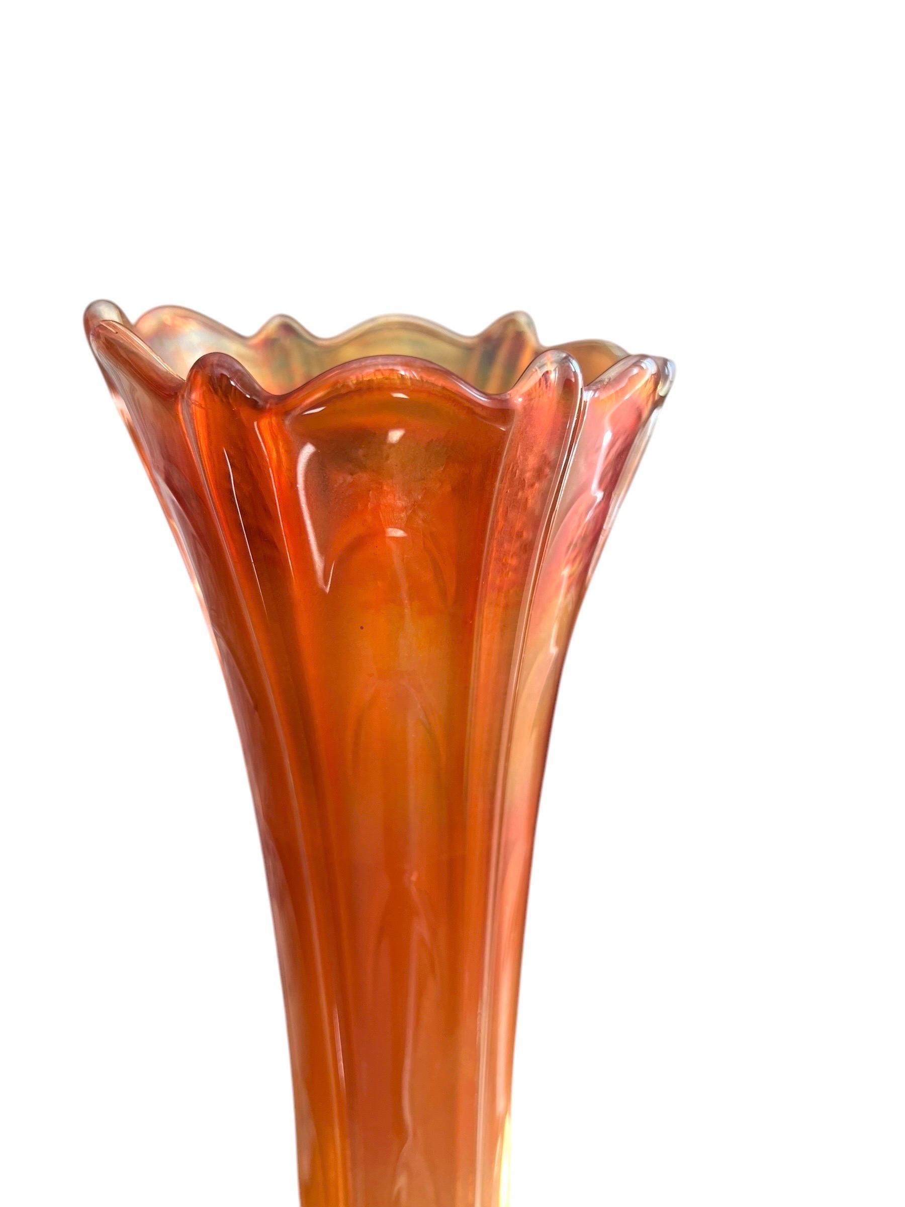 Vetro Vaso per tulipani in vetro di Carnevale Marigold Dugan - Opalescente - Arancione - Art Nouveau in vendita