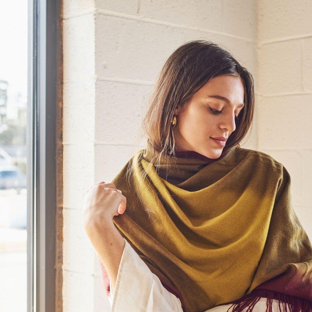 Sciarpa vuota artigianale Marigold in merino moderno con frange arrotolate a mano in vendita 2