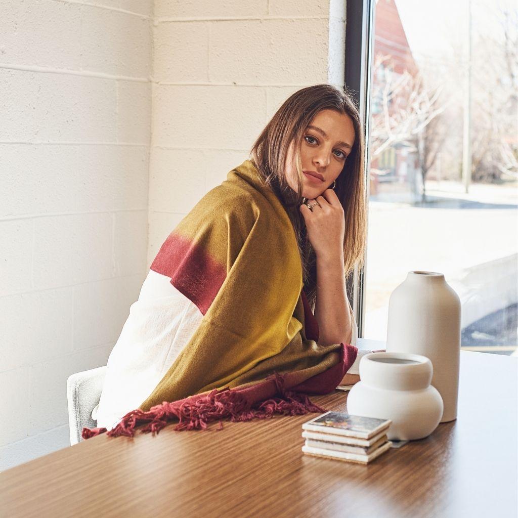 Marigold Handloom Merino Modern Artisanal Throw In Hand Rolled Fringes in vendita 3