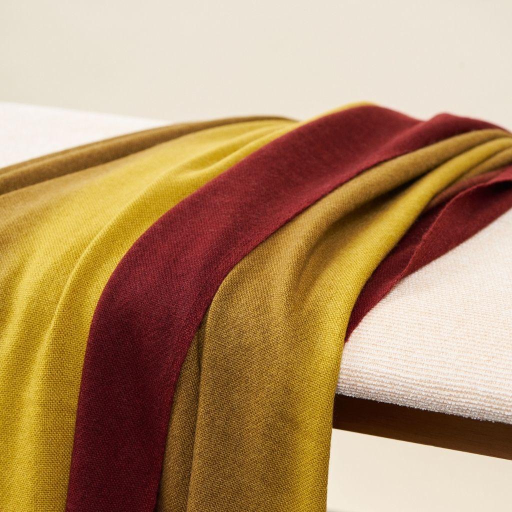 Moderne Foulard / couverture en mérinos de fabrication artisanale doré dans les tons rouge ocre moutarde avec franges en vente