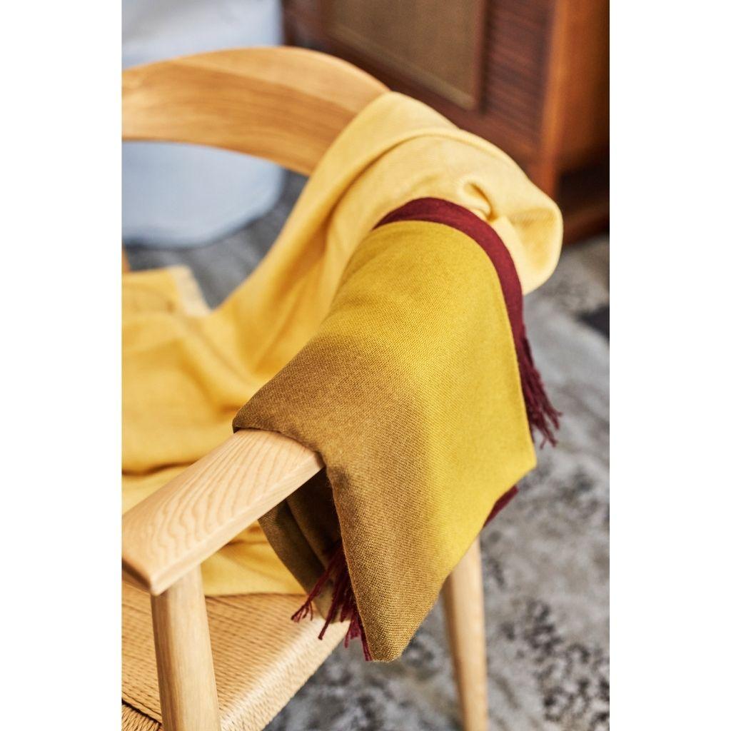 Marigold Handgewebte Merino-Überwurf-/Deckendecke in ockerfarbenen Kürbisroten Tönen mit Fransen (Nepalesisch) im Angebot