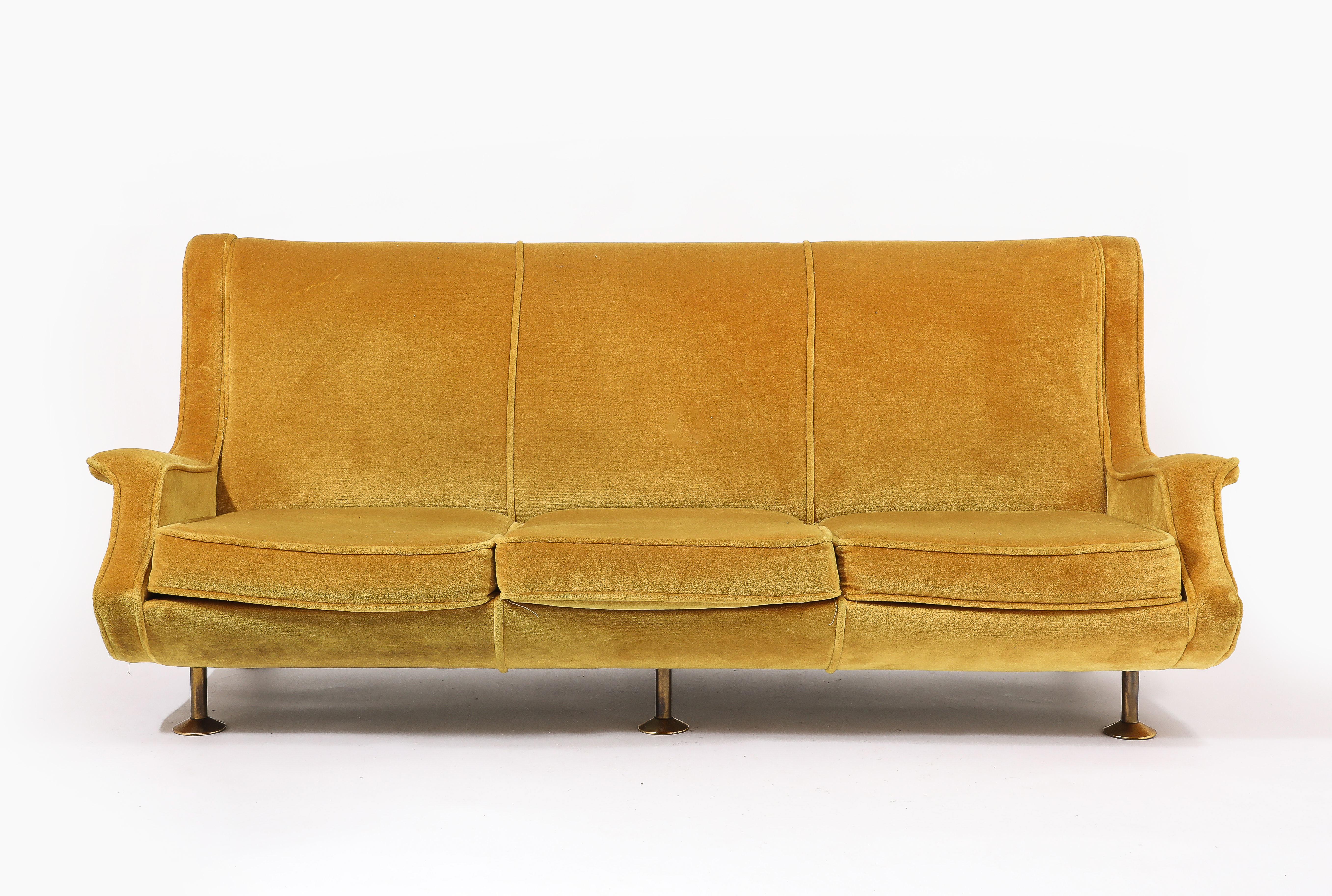 Canapé Regent de Marco Zanuso pour Arflex présenté ici dans sa sellerie marigold teddy d'origine. Il pourrait être nettoyé avec un peu de rénovation intérieure et utilisé tel quel ou retapissé en COM. Une paire de fauteuils assortis est également