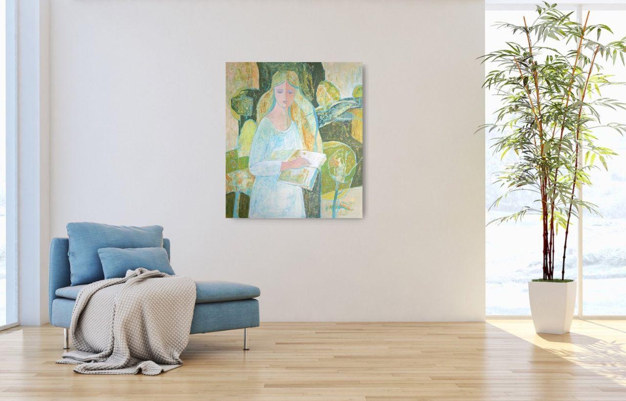 Au cœur du tableau se trouve une femme tenant un livre ouvert, plongée dans un moment de réflexion tranquille. Son regard se tourne vers l'intérieur, comme si elle écoutait le murmure des pages ou la douce voix de son propre monde intérieur. Le