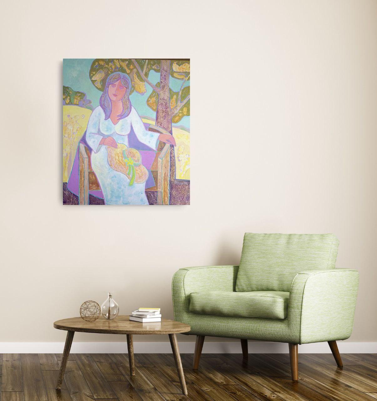 Le tableau représente une femme immergée dans le calme de l'instant, assise dans un paysage tranquille d'arbres et de lumière. Sa posture est douce et ouverte, comme si elle se fondait dans l'harmonie de l'espace environnant. Des couleurs subtiles,