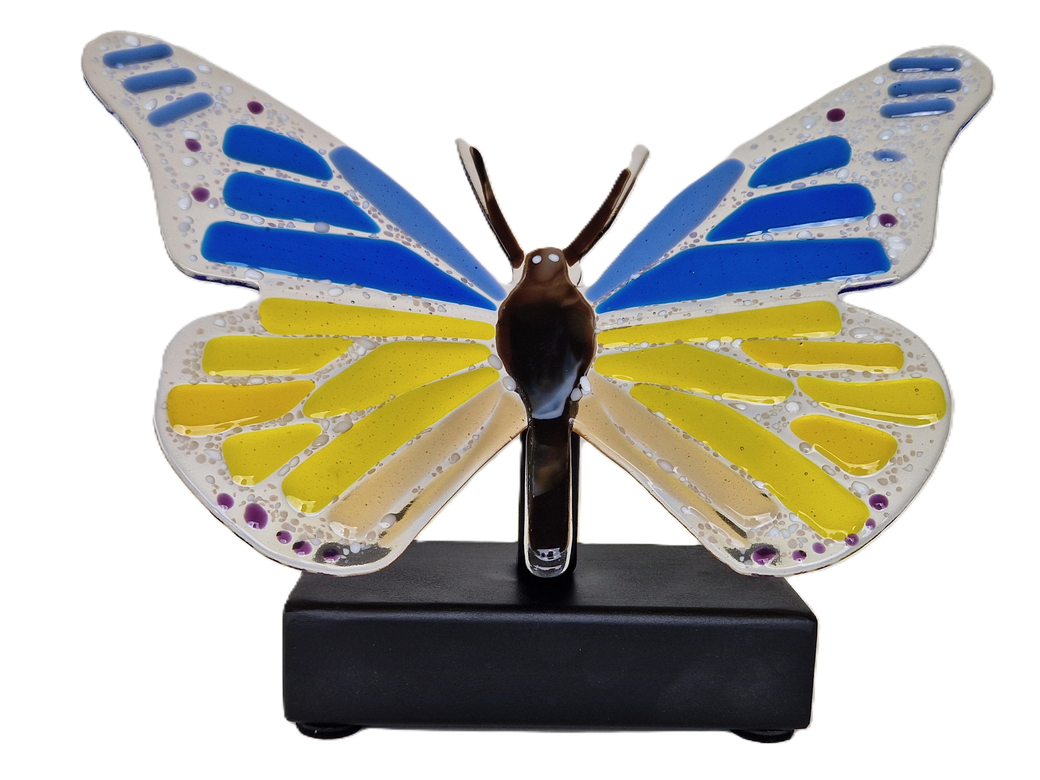 Sculpture de papillon bleu jaune - Violet Figurative Sculpture par Marijke & Joop Berendsen
