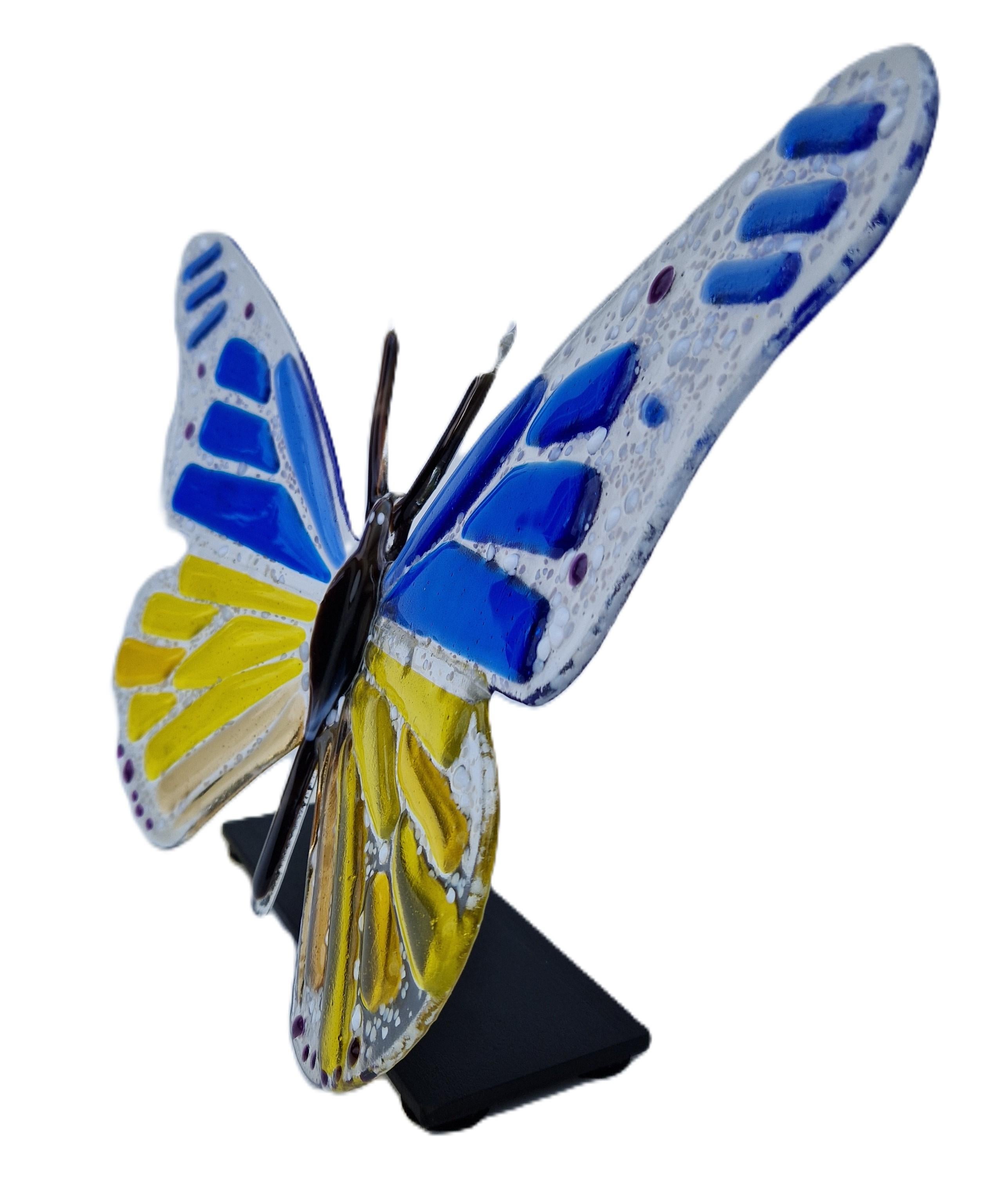 Cette magnifique sculpture en verre faite à la main, composée de morceaux de verre colorés formant un magnifique papillon, allie la beauté esthétique à une profonde signification symbolique de la transformation, de l'amour et de l'espoir. Les ailes