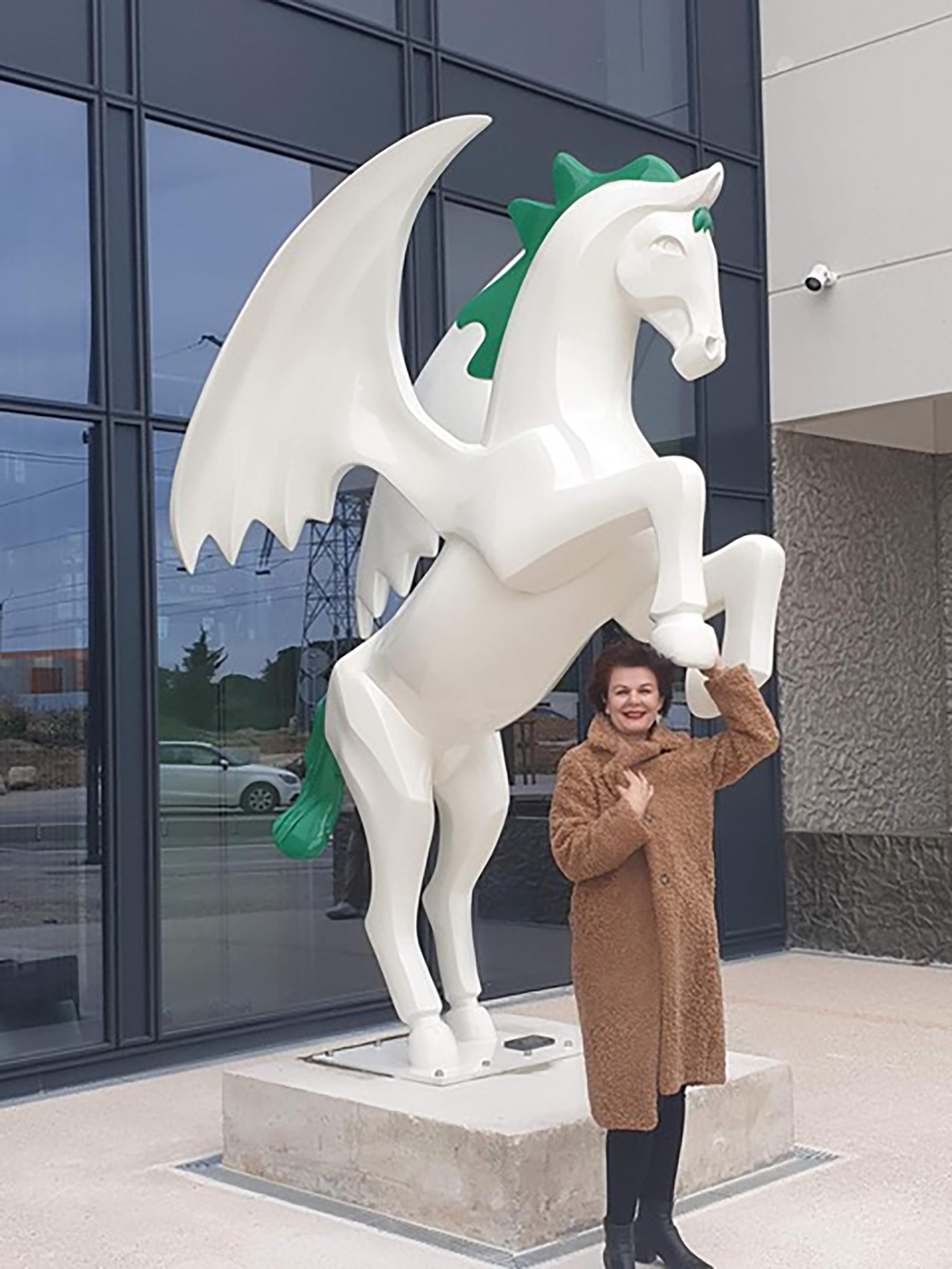 Arion de Mariko es una escultura monumental única de caballo contemporáneo hecha de resina y reforzada con una estructura metálica interior, acabada con una pintura de uretano bicomponente, extremadamente resistente a la exposición a los rayos UV y