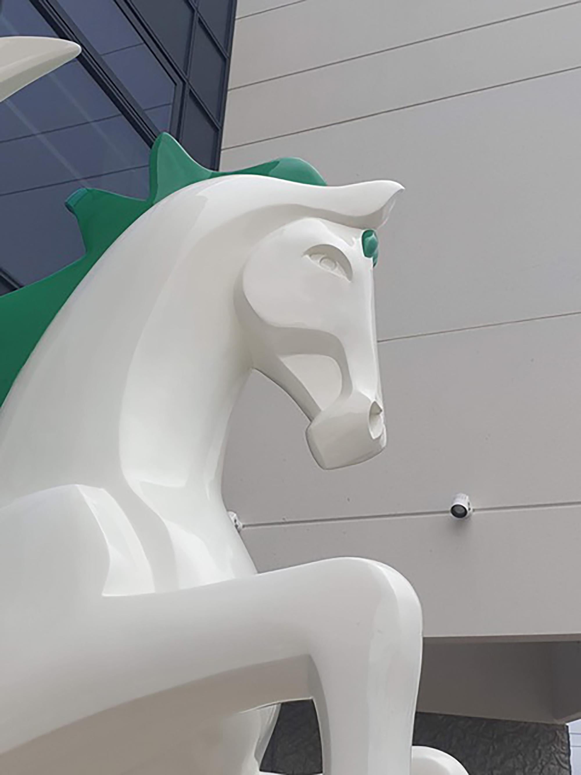 Arion - Sculpture monumentale contemporaine de cheval en résine en vente 3