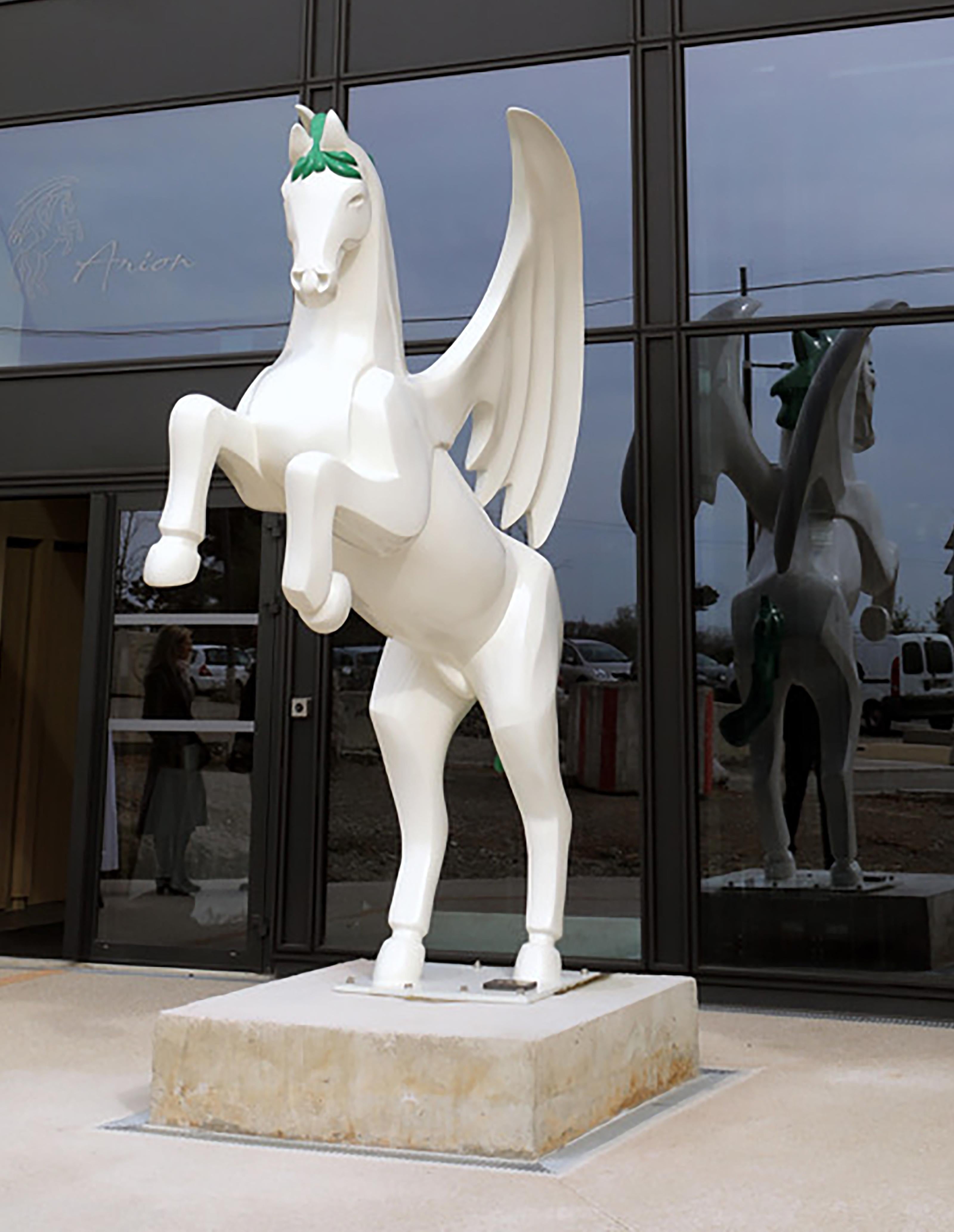 Arion - Escultura Monumental Contemporánea de Caballo de Resina 3