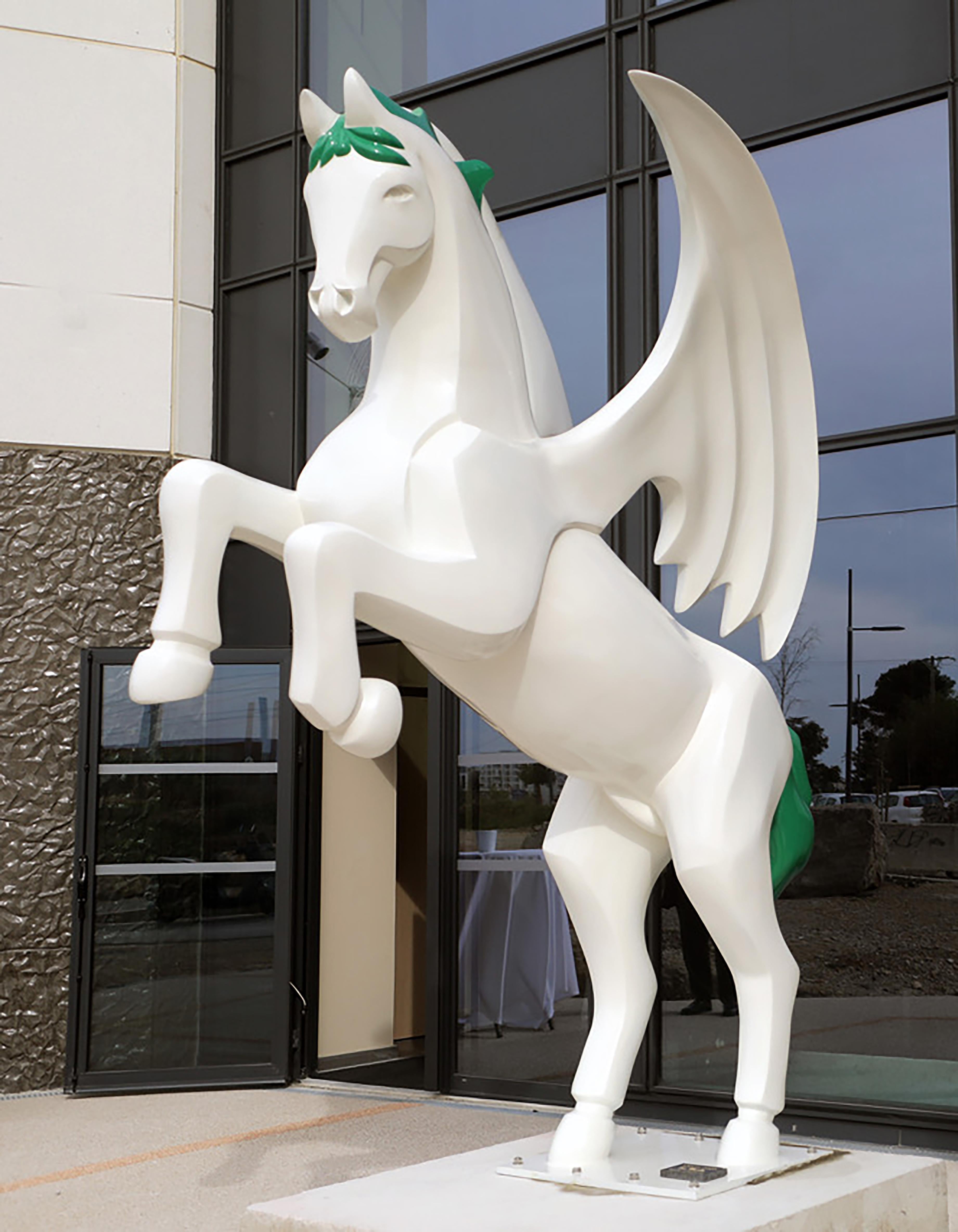 Arion – Monumentale zeitgenössische Pferdeskulptur aus Harz im Angebot 4