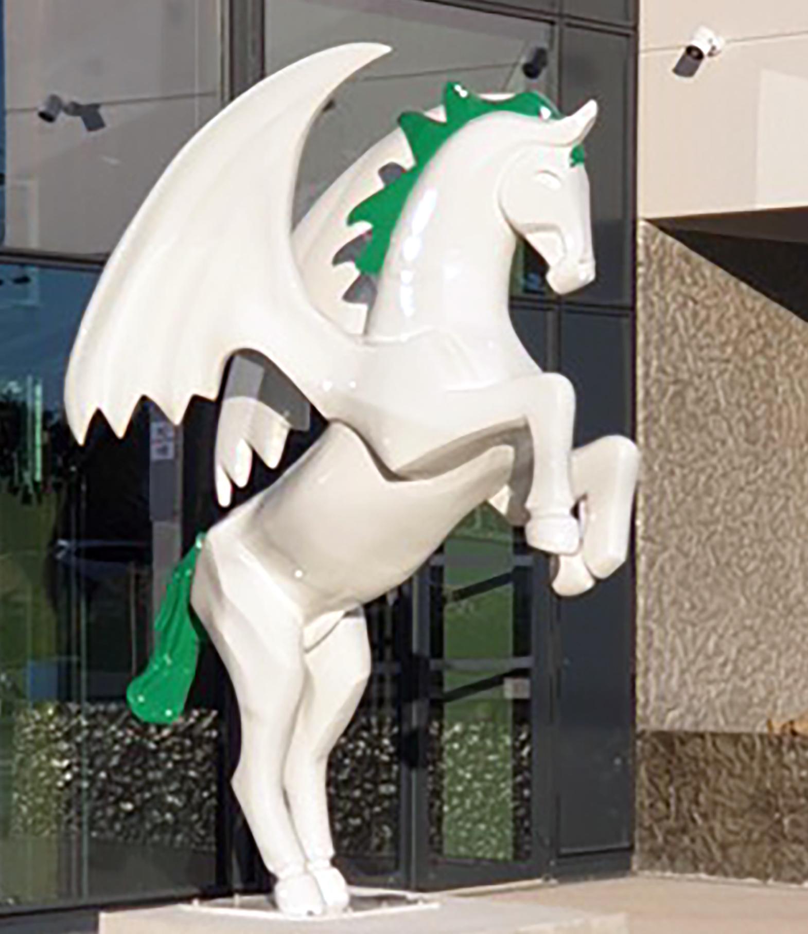 Arion de Mariko est une sculpture de cheval contemporaine monumentale unique, réalisée en résine et renforcée par une structure métallique intérieure, finie avec une peinture uréthane bi-composante, extrêmement résistante à l'exposition aux UV et