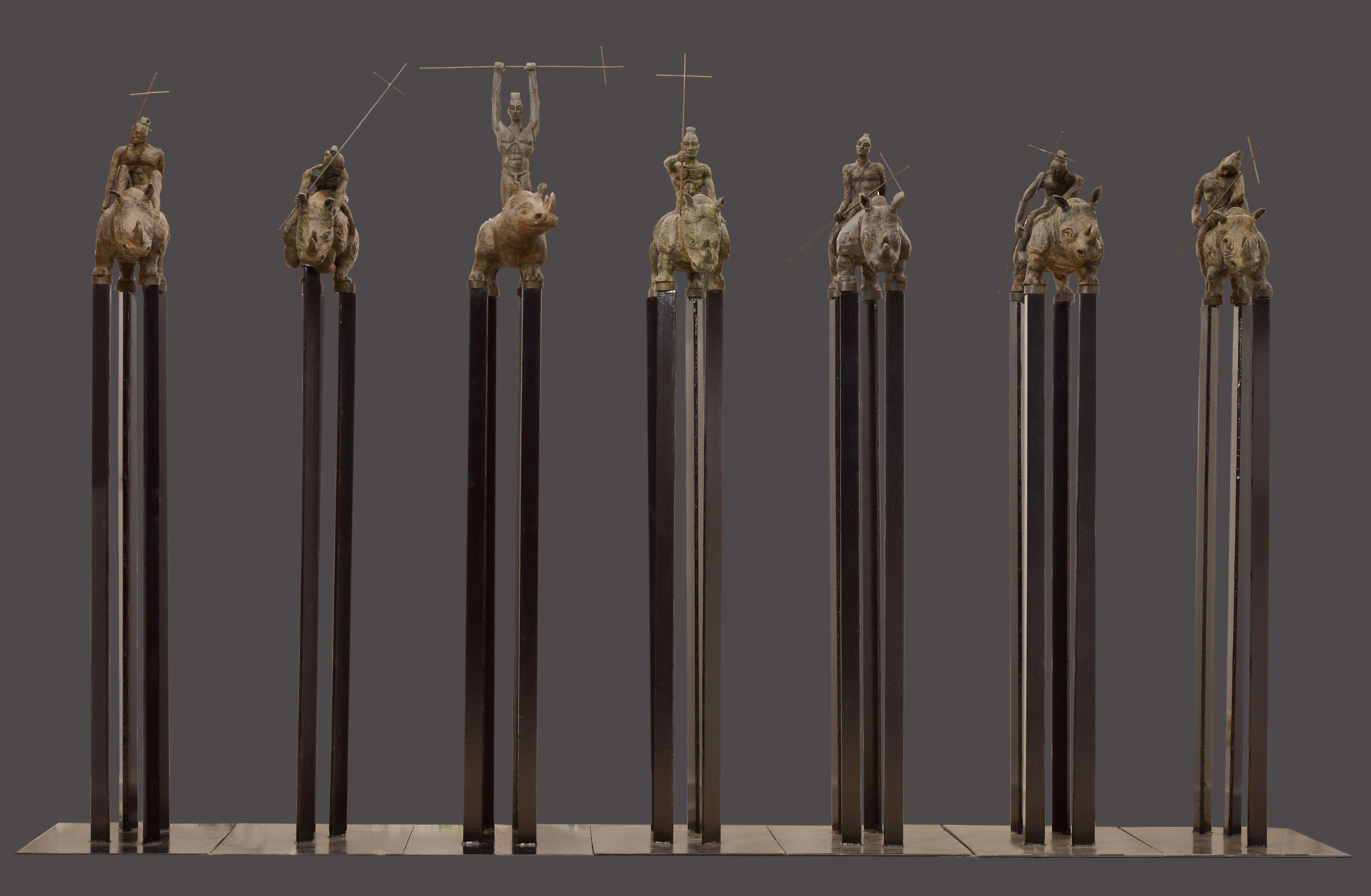 Les sept samouraïs - Sculptures Rhino en bronze - Or Figurative Sculpture par Mariko