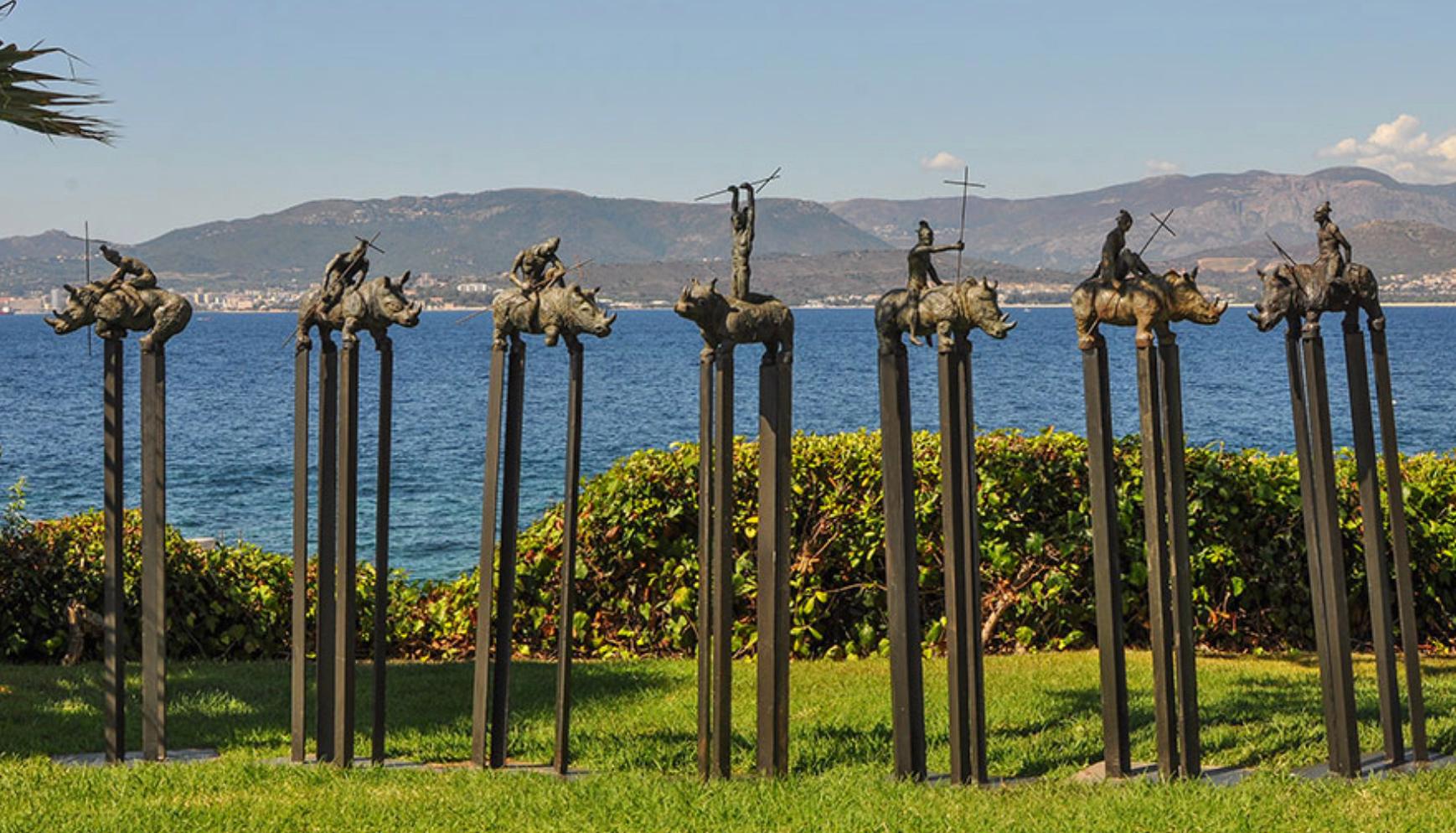 Mariko Figurative Sculpture – The Seven Samurais – Bronze Rhino-Skulpturen