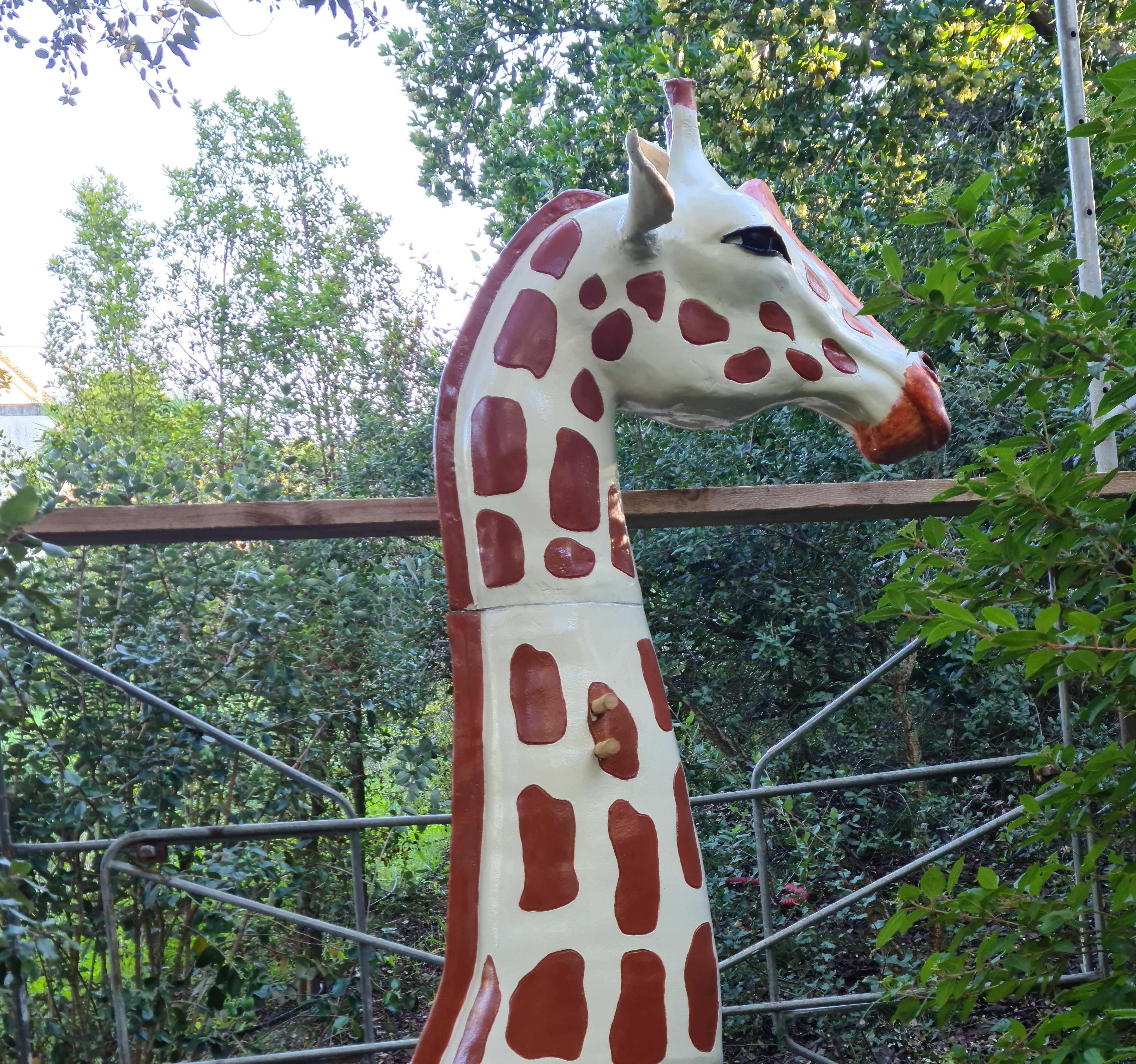 Giraffe - Sculpture d'extérieur monumentale en résine contemporaine - Noir Figurative Sculpture par Mariko