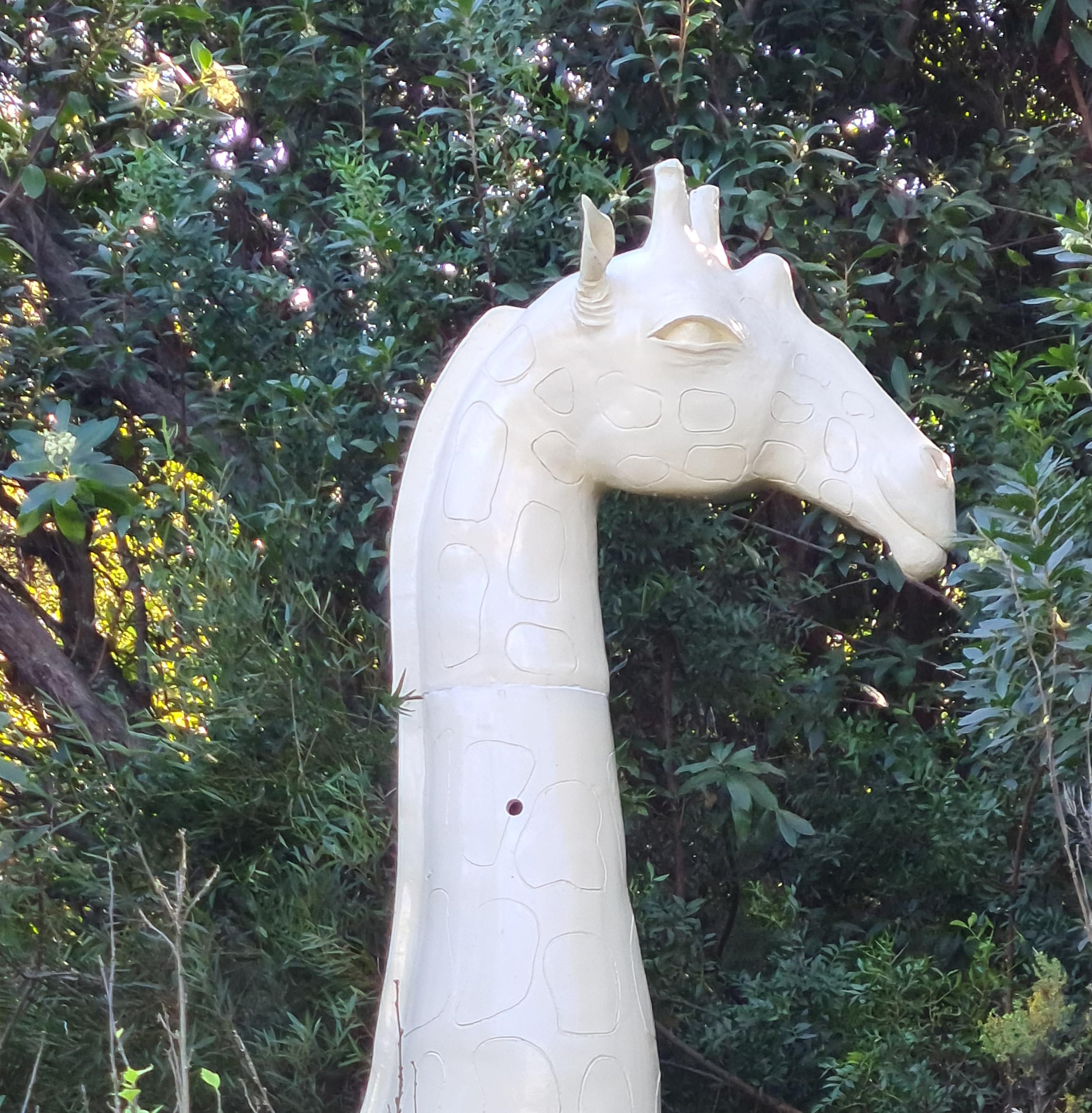 Giraffen – Monumentale zeitgenössische Kunstharz-Skulptur für den Außenbereich (Zeitgenössisch), Sculpture, von Mariko