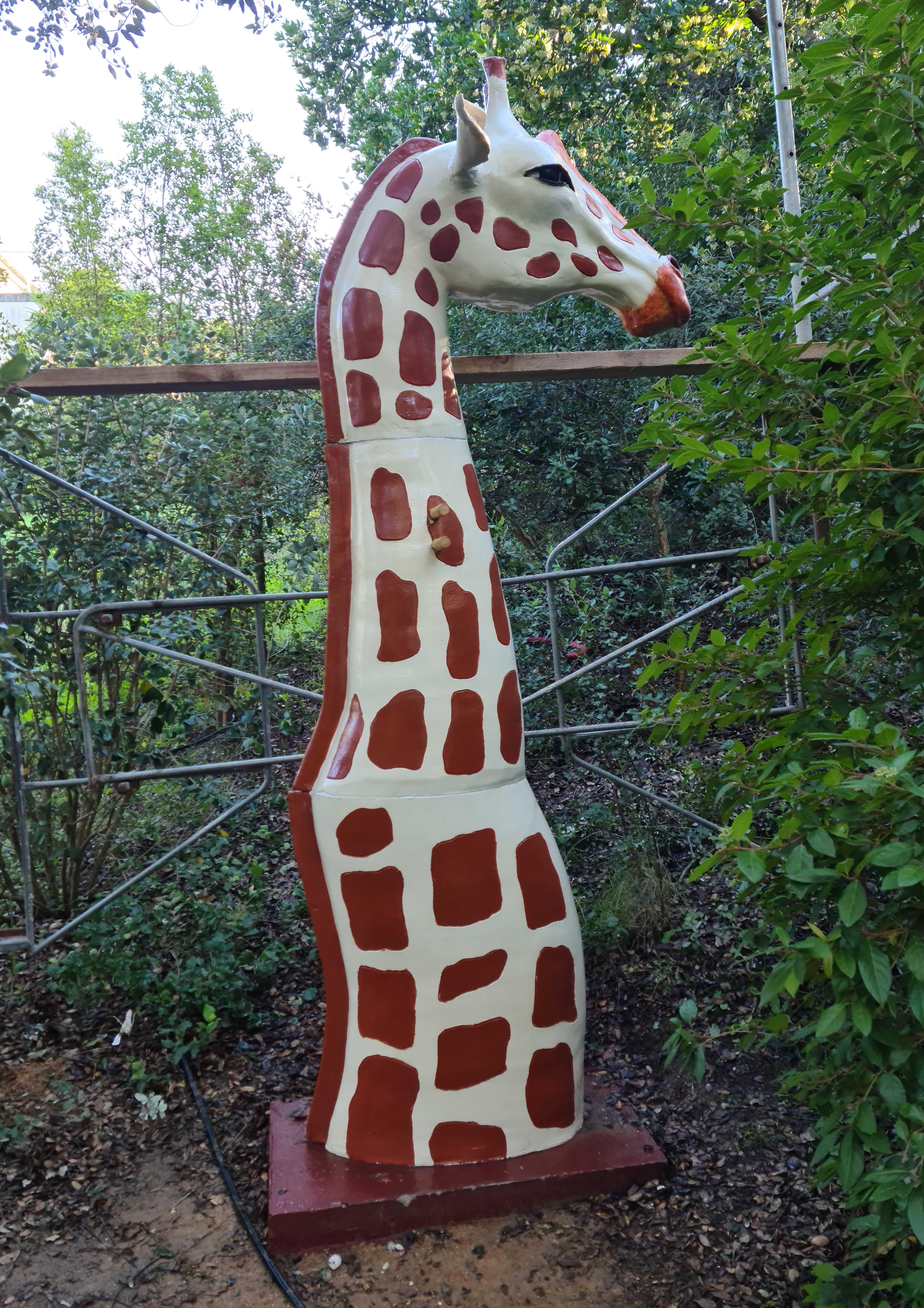 Giraffe - Monumental Contemporary Resin Outdoor Sculpture For Sale 1