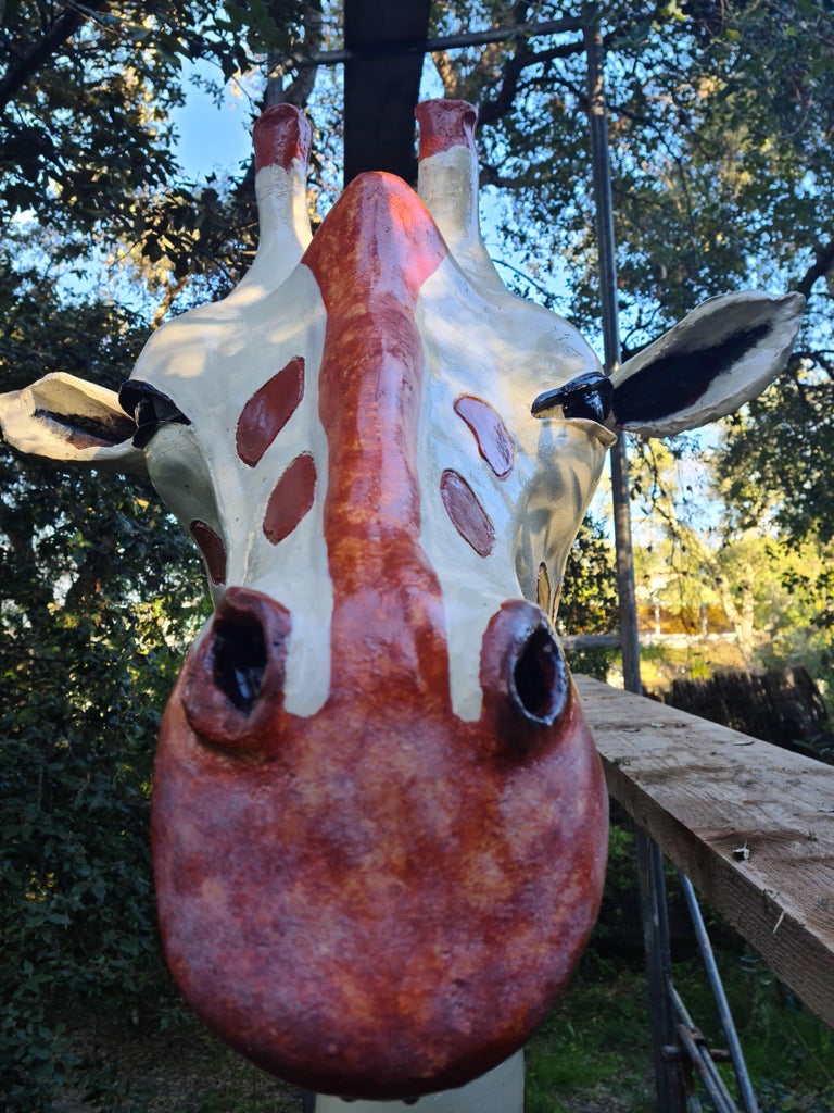 Giraffe - Monumental Contemporary Resin Outdoor Sculpture For Sale 3