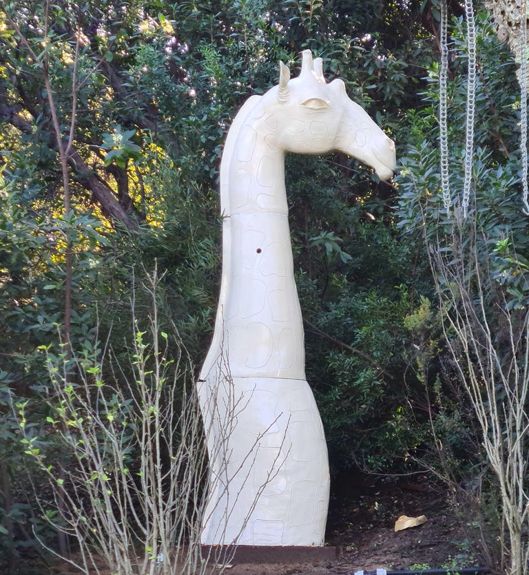 Mariko - Giraffe - Sculpture d'extérieur monumentale en résine contemporaine  En vente sur 1stDibs
