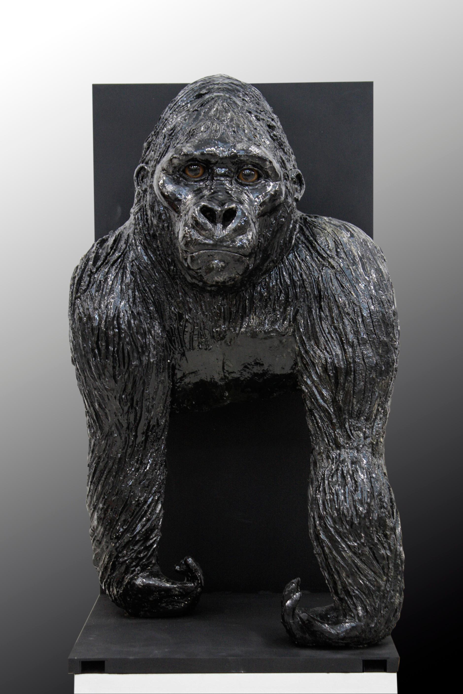 Gorilla – Sculpture von Mariko