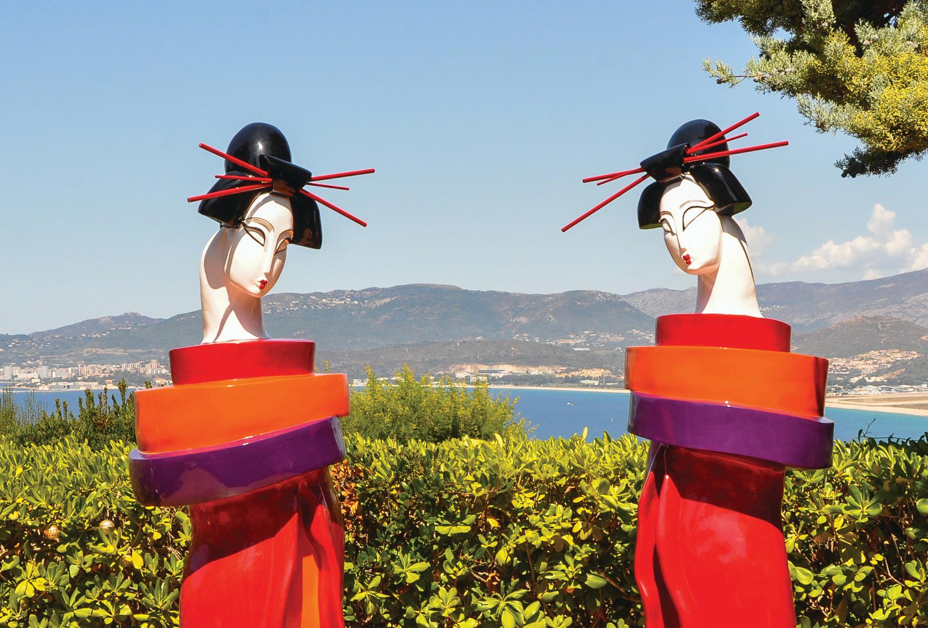 Gueishas - Monumentale zeitgenössische Skulpturen für den Außenbereich, Paar im Angebot 8